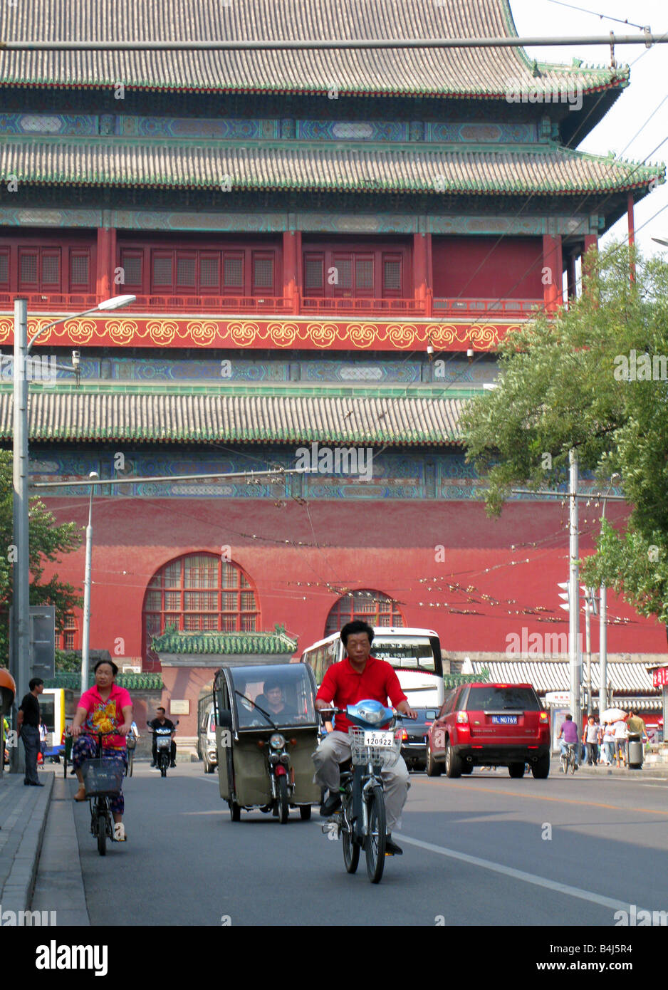 Menschen auf Fahrrädern vor der Drum Tower in der Yuan-Dynastie in Shichahai Bezirk von Peking gebaut Stockfoto