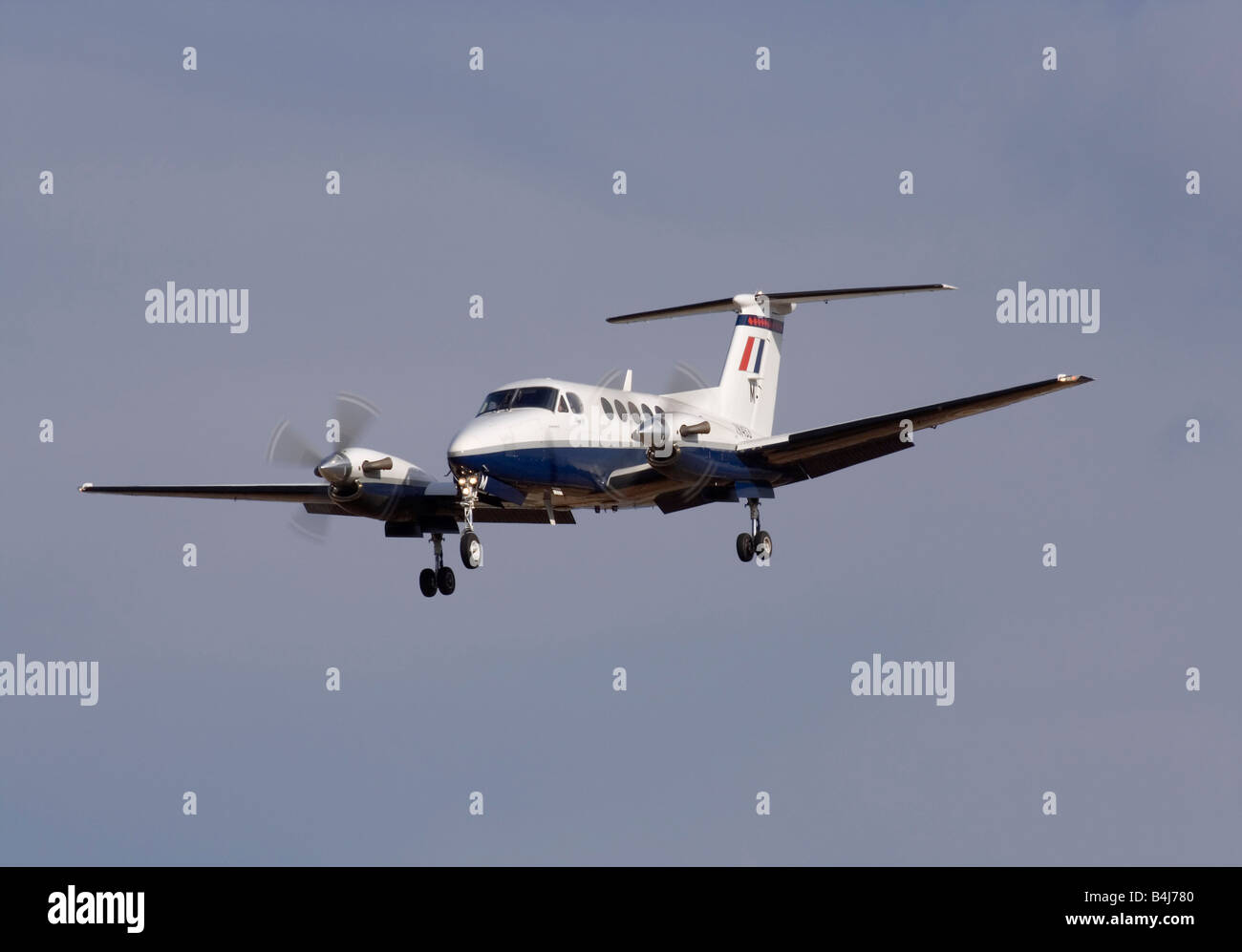 Militärische Luftfahrt. Beechcraft B200 Super King Air zweimotorige Propeller-getriebene Trainingsflugzeuge der Royal Air Force Stockfoto