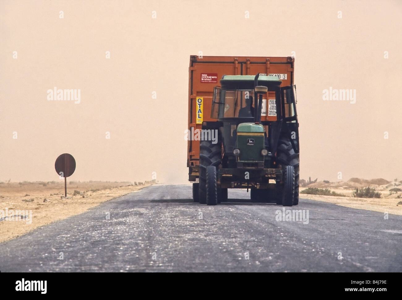 Container-Transporte in der Region von Nouakchott, Mauretanien, Westafrika. Stockfoto