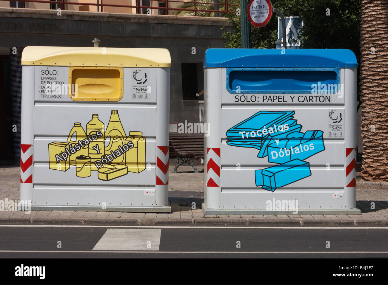 Recycling-Container - gelb für Plastik, blau für Papier und Pappe - Straße auf Gran Canaria auf den Kanarischen Inseln. Stockfoto