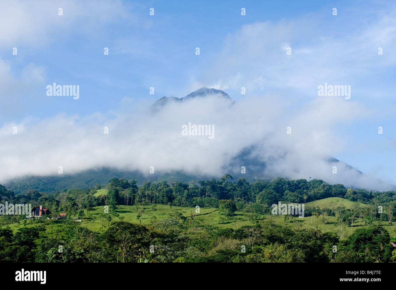 Vulkan Arenal in Costa Rica in Wolken gehüllt Stockfoto