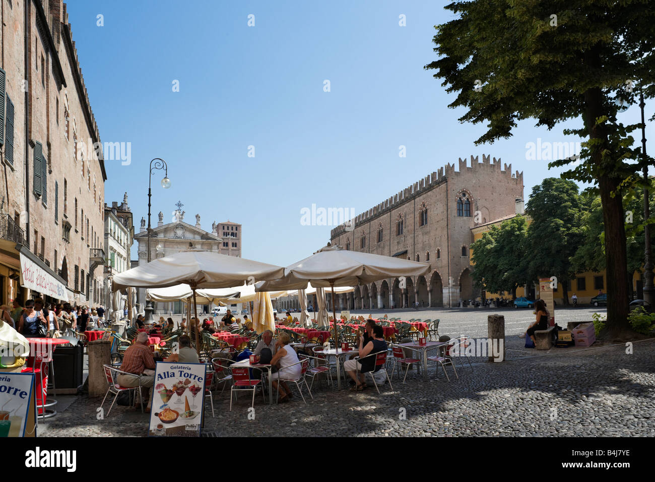 Straße Cafe in der Piazza Sordello, Mantua, Lombardei, Italien Stockfoto