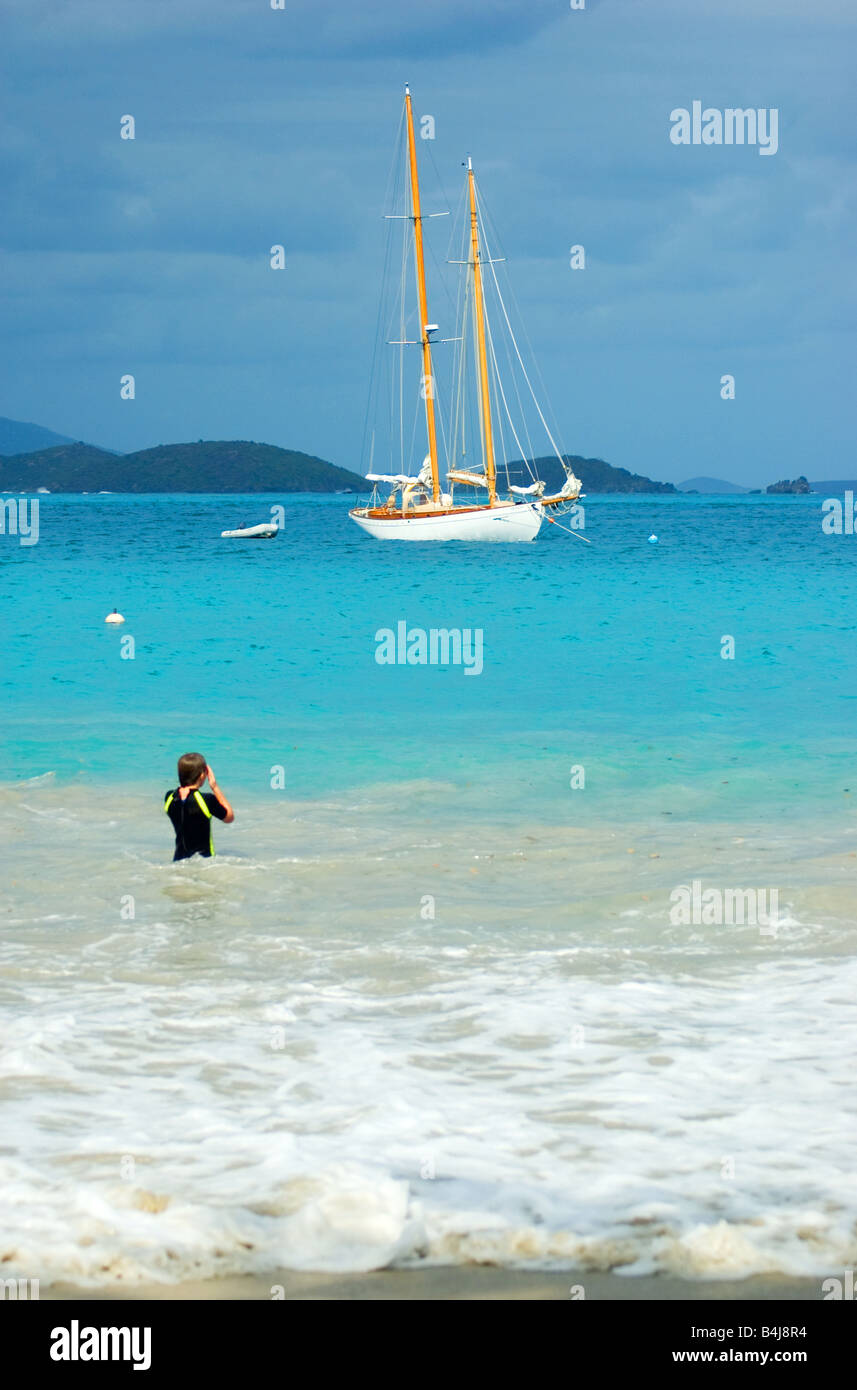Junge im Neoprenanzug in die Karibik St. John USVI Stockfoto