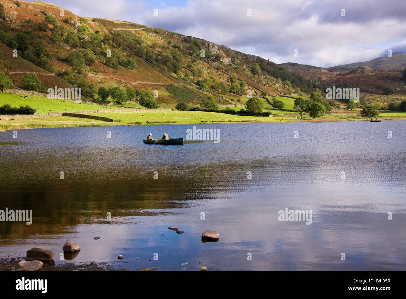 Watendlath Tarn Fliegenfischen im Herbst, "Lake District" Cumbria England Großbritannien Stockfoto