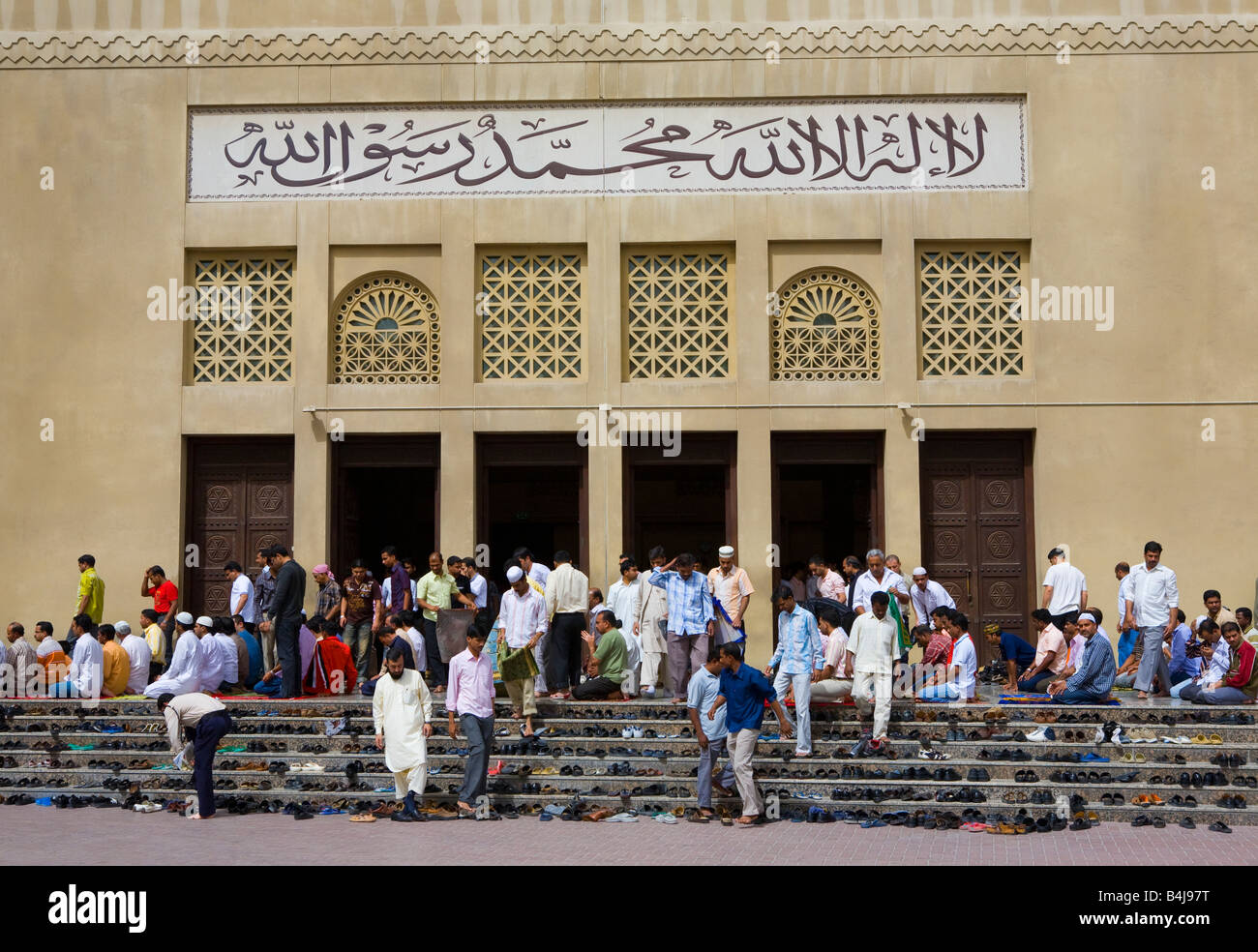 Vereinigte Arabische Emirate, Dubai. Männer beenden außerhalb einer Moschee zu beten. Stockfoto