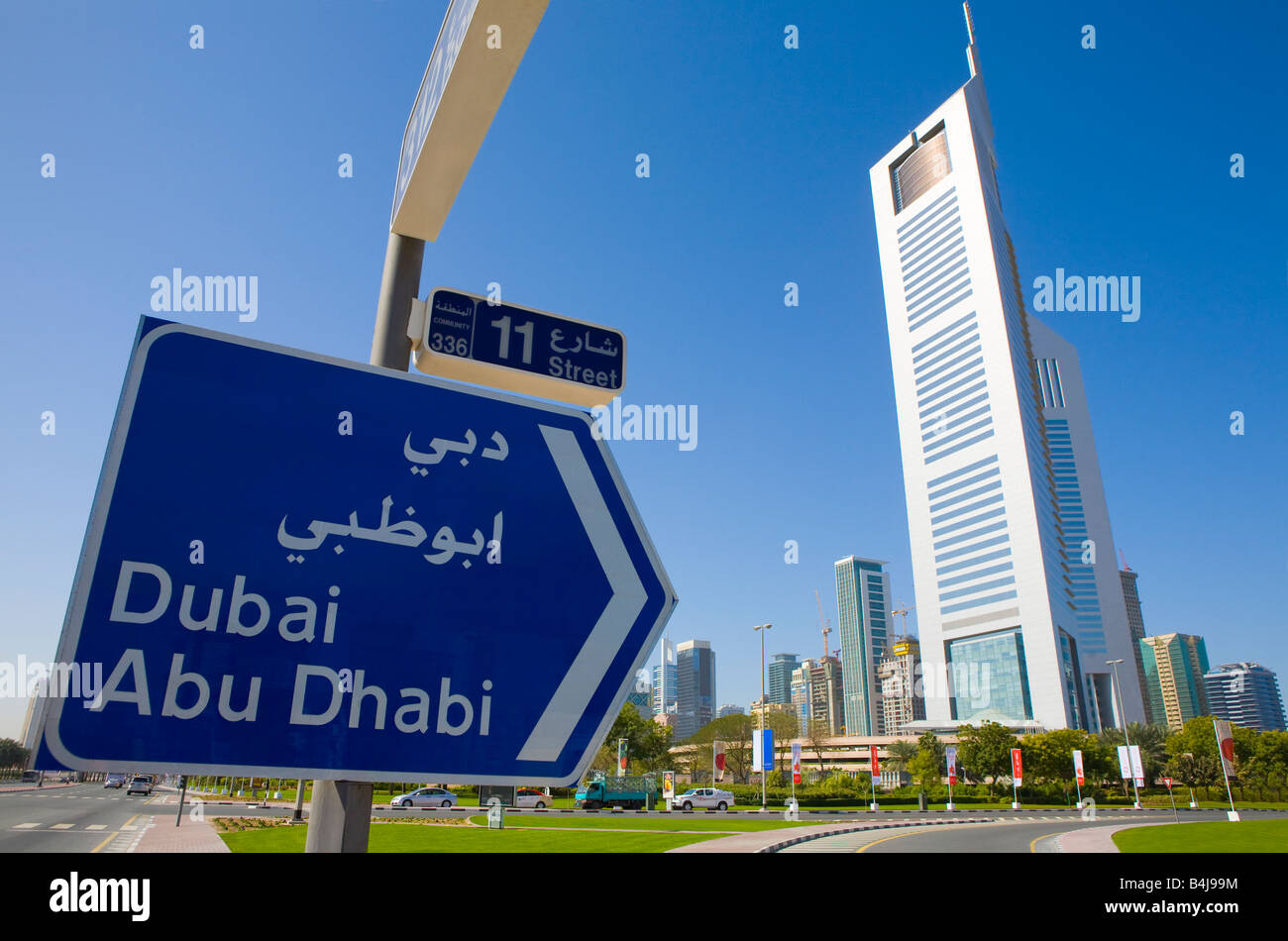 Vereinigte Arabische Emirate, Dubai, Sheikh Zayed Road. Straßenschild und Emirates Towers. Stockfoto