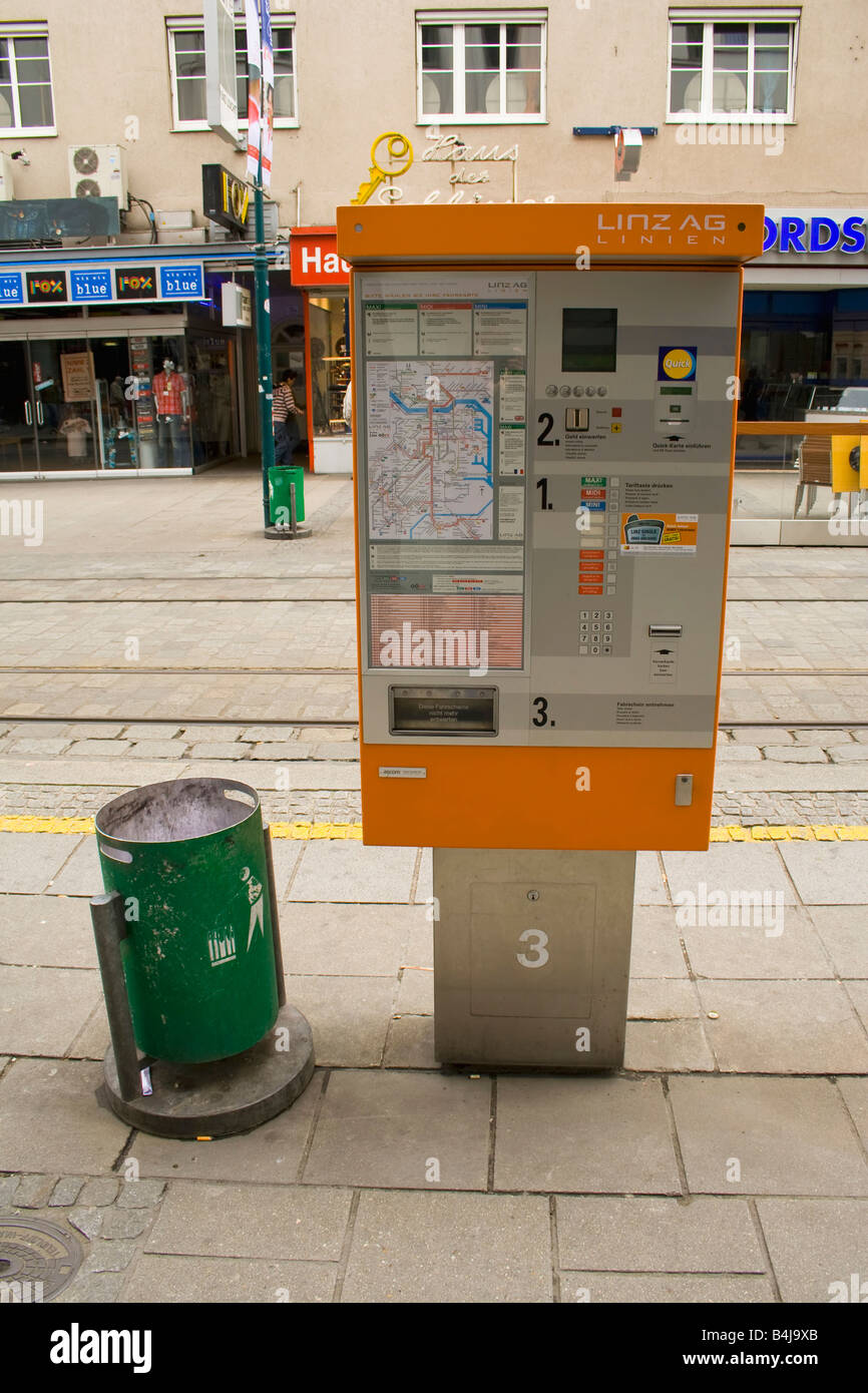 Ein Fahrkartenautomat für öffentliche Verkehrsmittel in Linz mit Stadtplan und Mülleimer daneben. Stockfoto