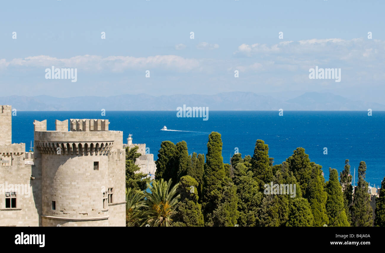 Rhodos Burgturm mit der türkischen Küste und Adriatischen Meer im Hintergrund Stockfoto