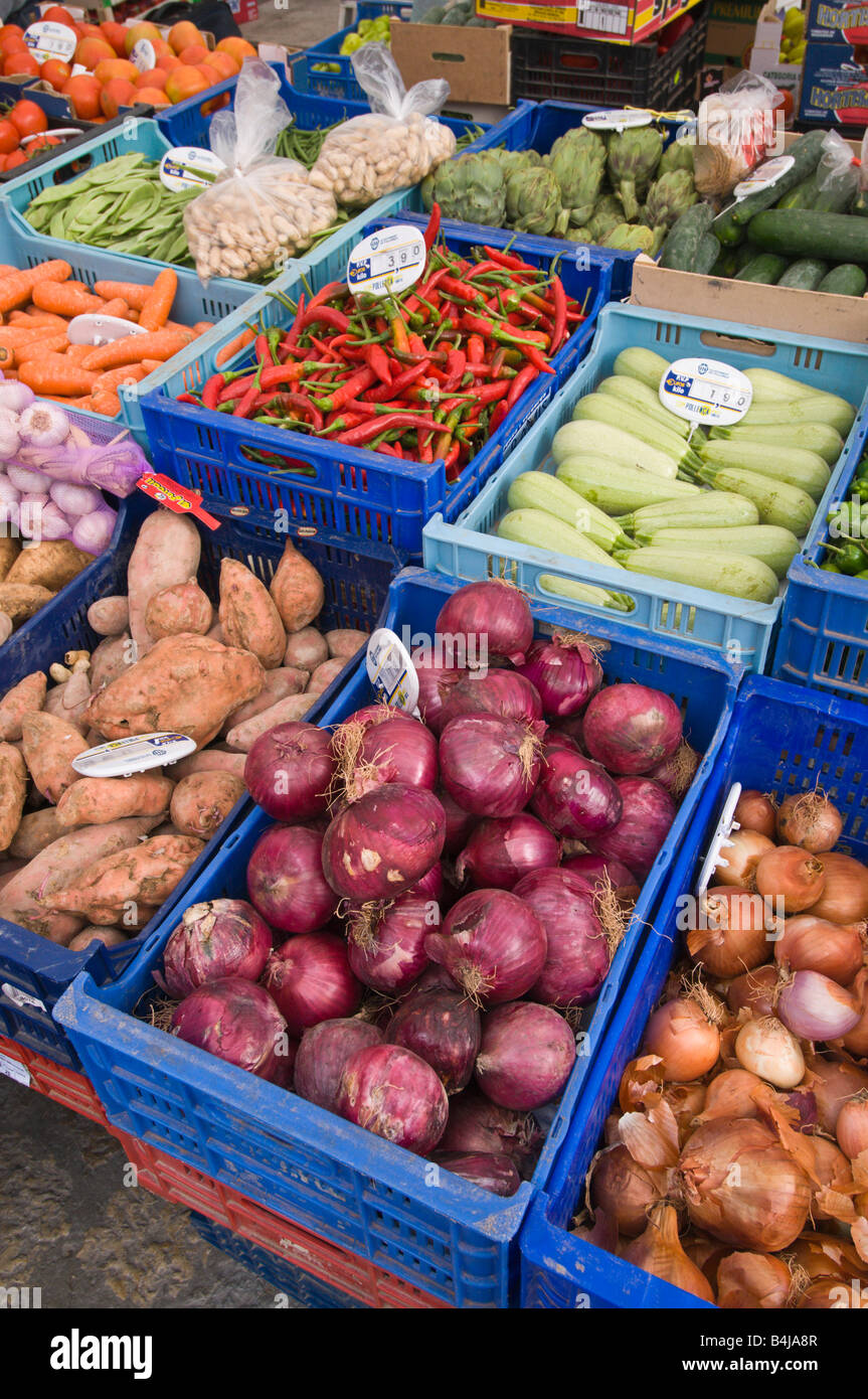 Obst und Gemüse auf einem Markt in Pollensa, Mallorca, Spanien. Stockfoto