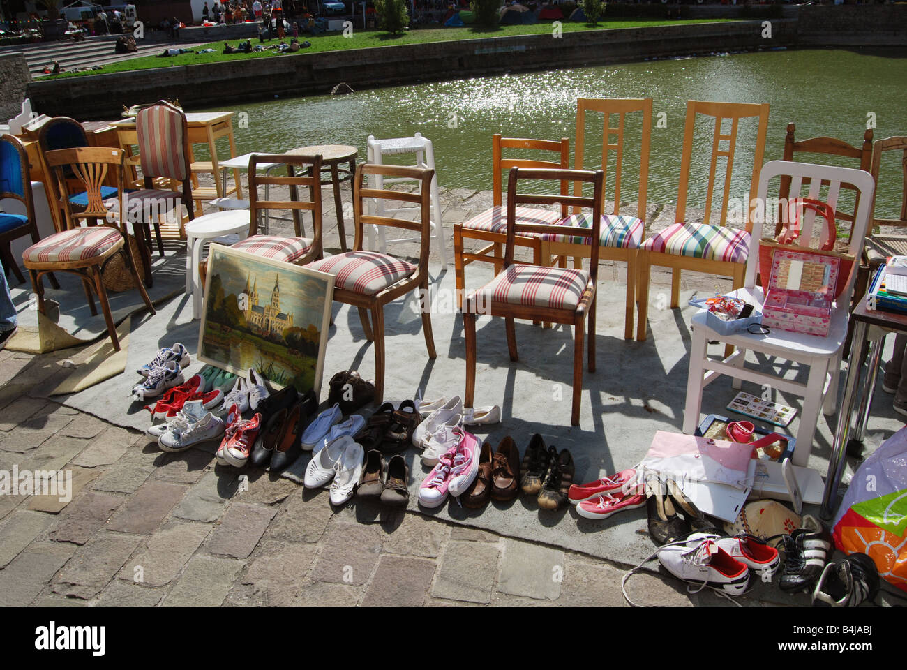 Stühle zum Verkauf entlang Kai du Gewölbe am Braderie von Lille Frankreich Stockfoto