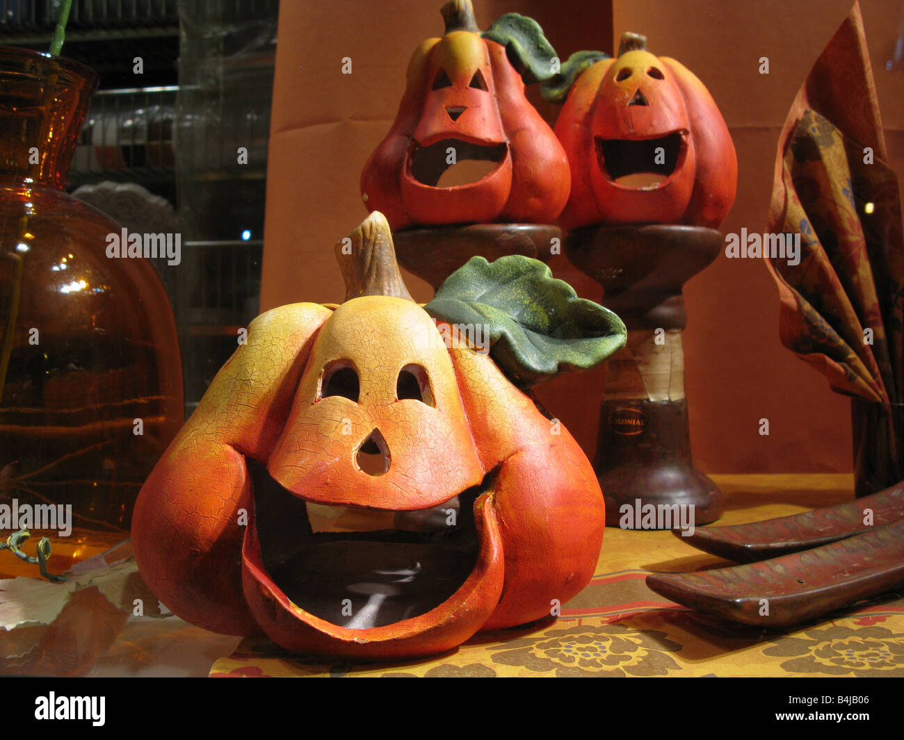 Künstliche Halloween Kürbisse. Kürbis, Dekoration Fenster Shop in der Nacht Stockfoto