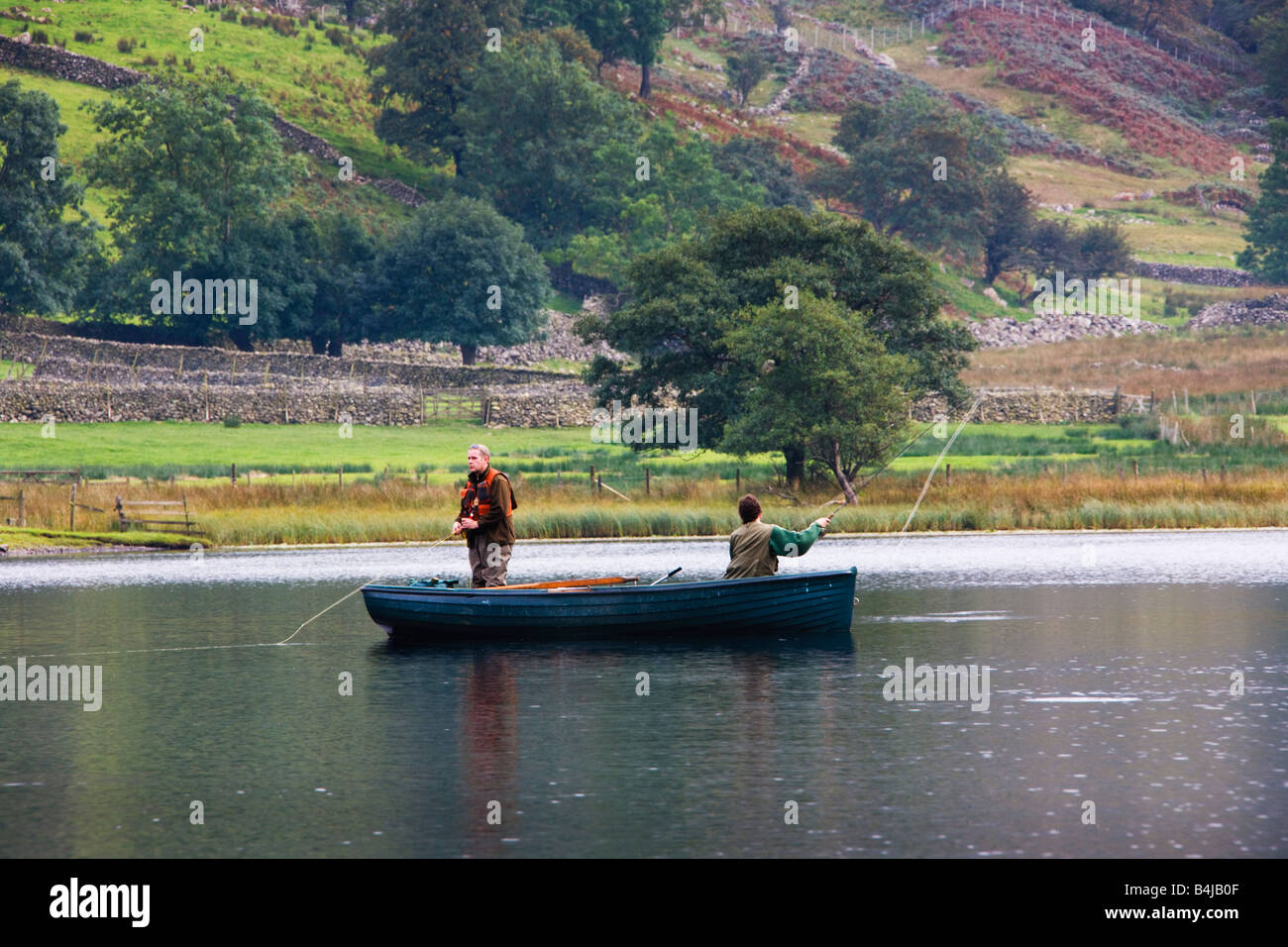 Watendlath Tarn Fliegenfischen im Spätherbst, "Lake District" Cumbria England Großbritannien Stockfoto