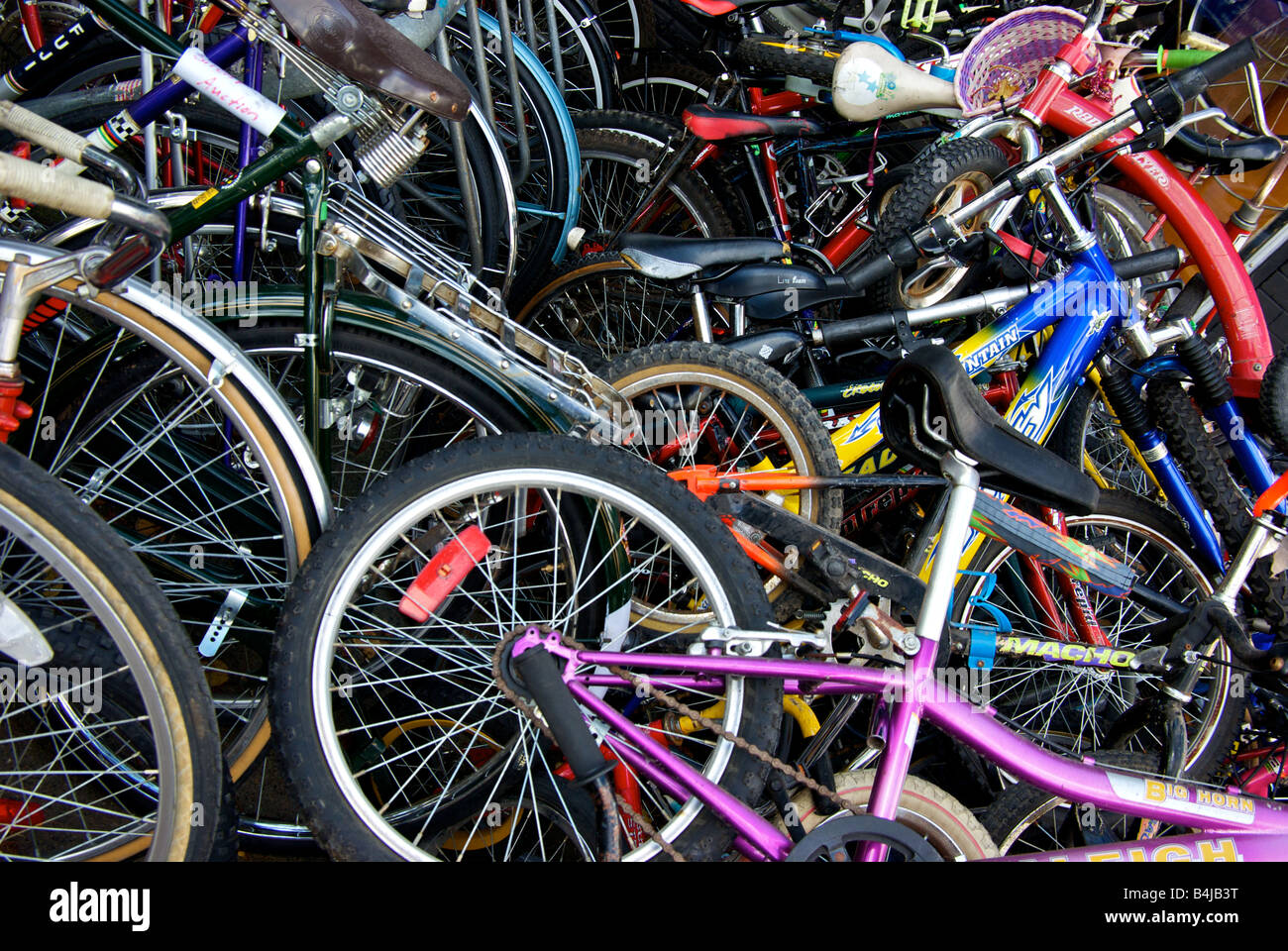Rack und Stack gebrauchte Fahrrder zum Verkauf auf Brgersteig vor Zyklus  laden auf der Main Street im historischen Mount Pleasant Stockfotografie -  Alamy
