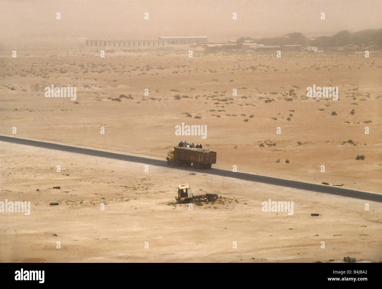 LKW auf einer einsamen Straße in Mauretanien, Westafrika. Stockfoto