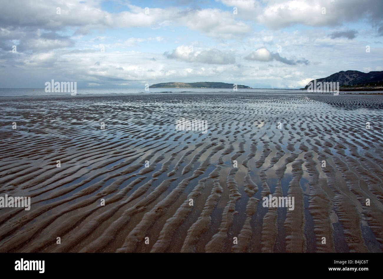 Llandudno, gesehen vom Strand von Penmaenmawr in Nord-Wales Stockfoto