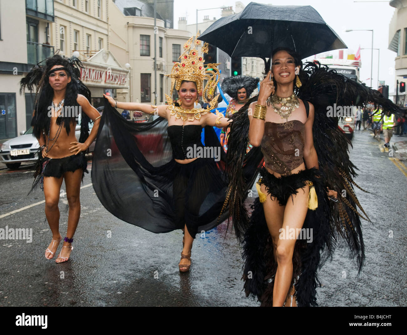 Vereinigtes Königreich, ENGLAND, 2. August 2008. Die Parade während der Gay Pride in Brighton macht seinen Weg durch die Stadt. Stockfoto