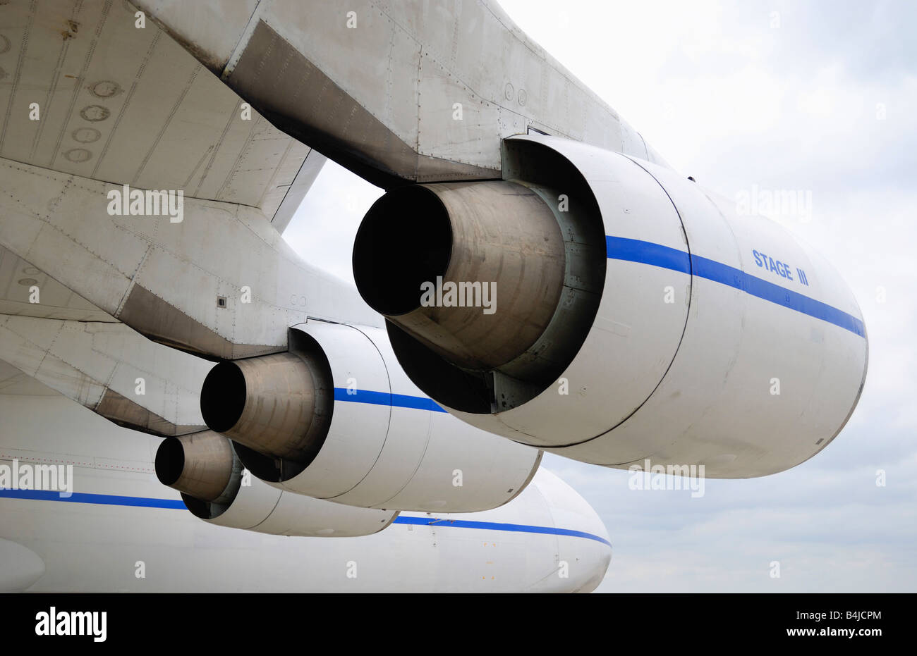 Turbo-Strahltriebwerke unter weißen Flügel des großen Frachtflugzeug gegen bedecktem Himmel, glatten Oberflächen und fließenden Linien der aerodynamischen Stockfoto