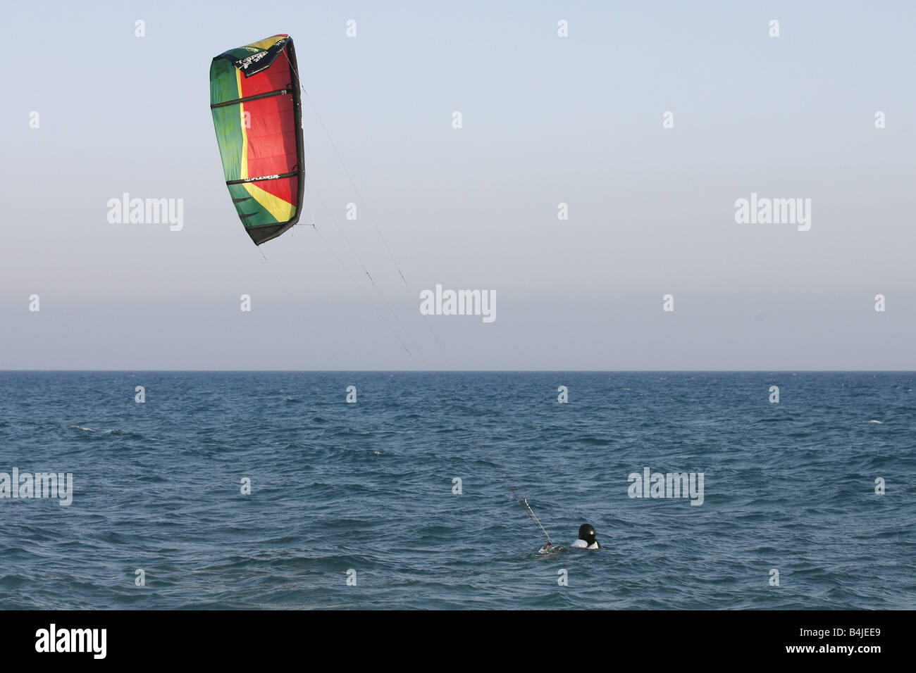 Ein Kite Surfen Instructor führt Kitesurfen Unterricht im Meer vor Paramali Strand in der Nähe des Dorfes von Pissouri auf Zypern. Stockfoto