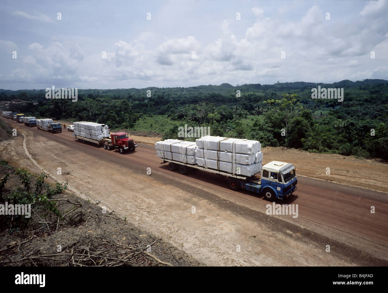 LKW-Konvoi mit Mining Equipment auf dem Weg zur Baustelle in Ghana, Westafrika. Stockfoto