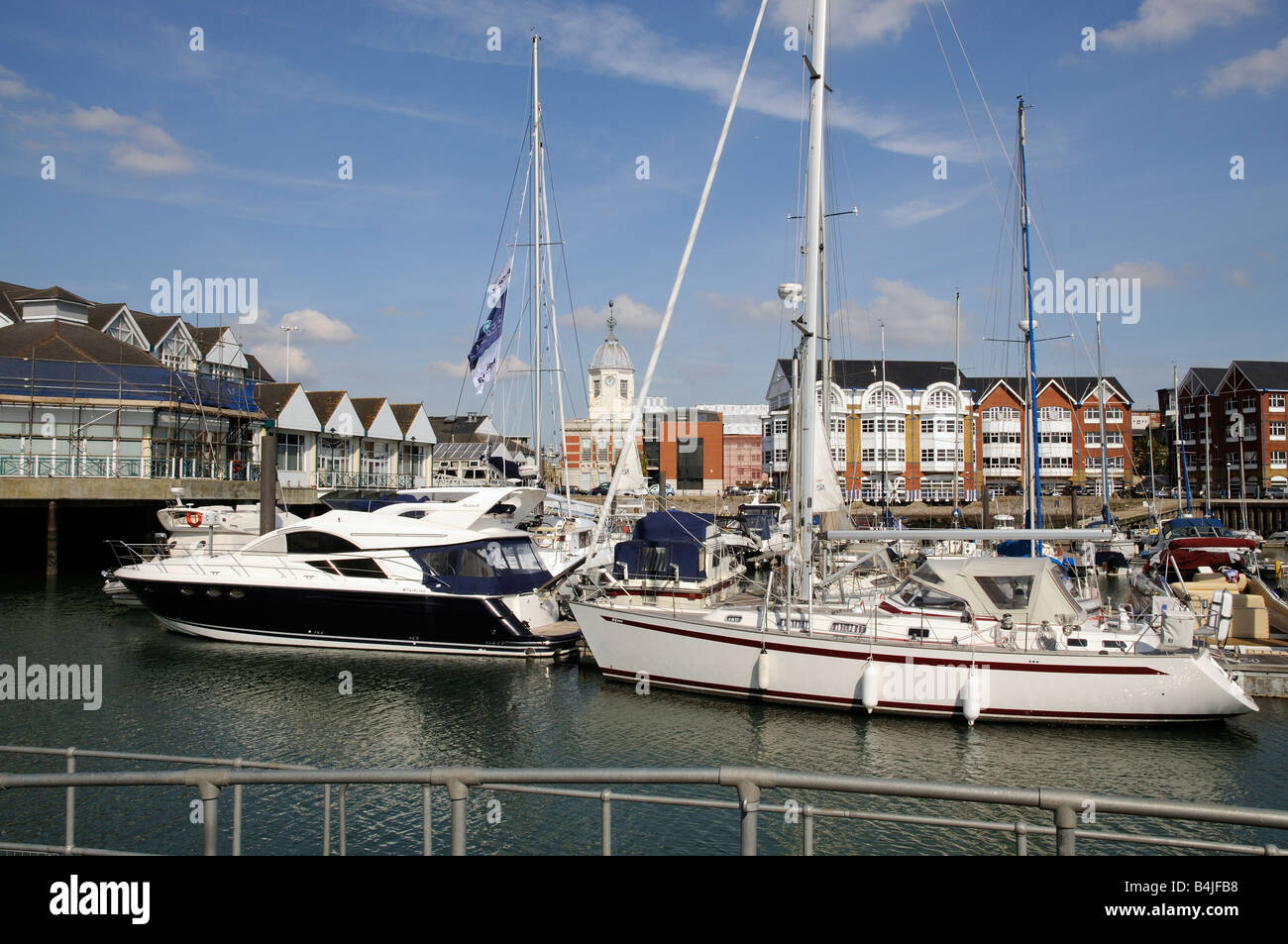 Stadt Kai Southampton England UK Waterfront Entwicklung des Gehäuses Bootfahren marina Stockfoto