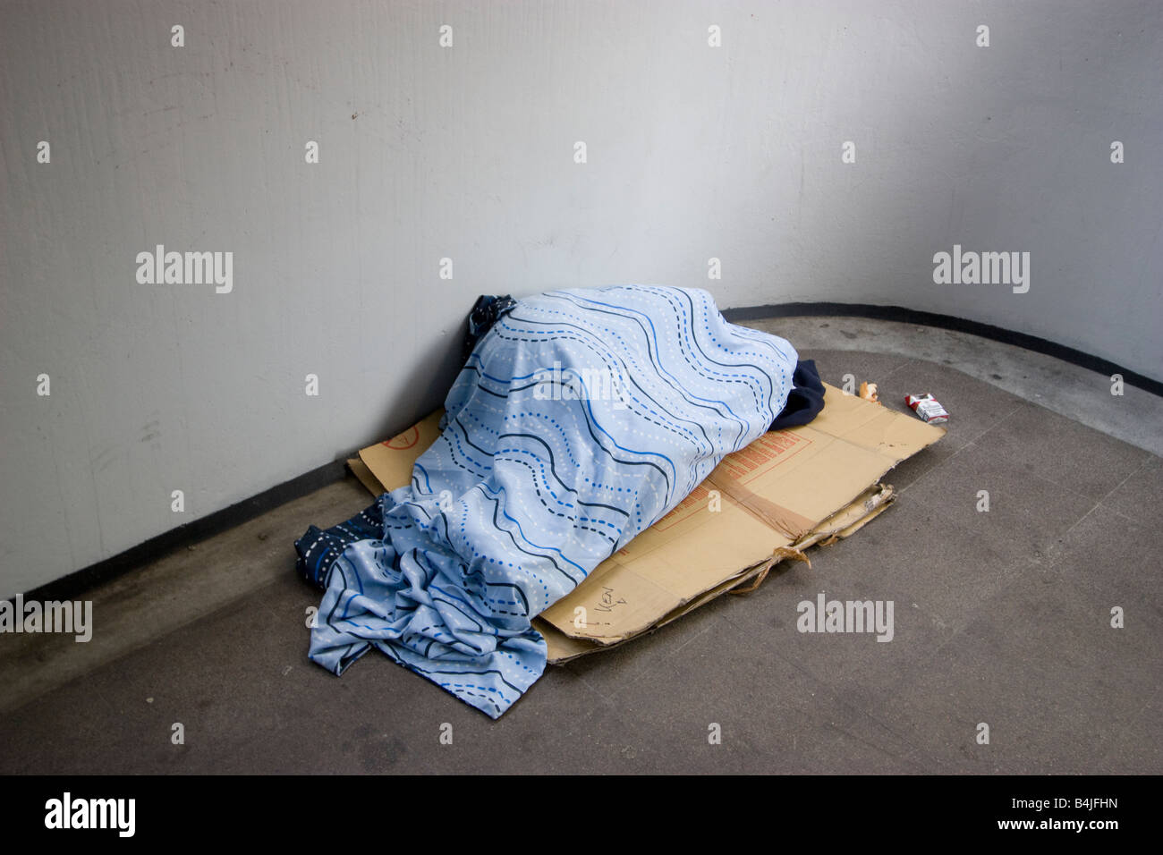 Obdachlose tramp Landstreicher Straße auf Schritte an der London Bridge Stockfoto Obdachlose tramp Landstreicher Straße auf Schritte an der London Bridge Stockfoto
