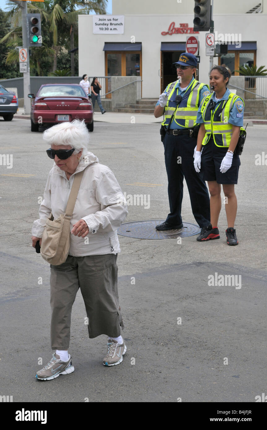 Polizist anweist jungen weiblichen Rekruten in der Kunst der
