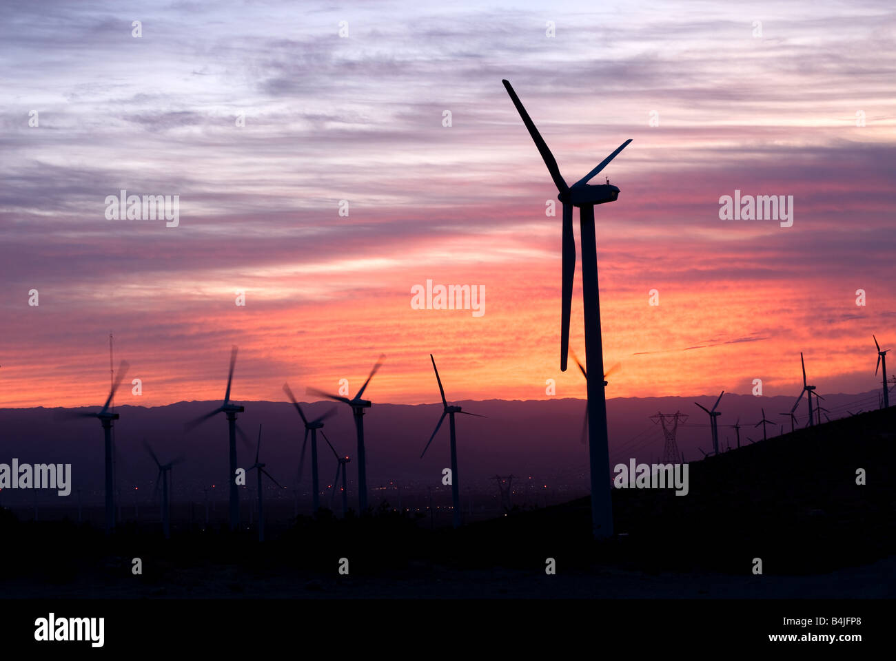 Windmühlen Energie erzeugende in der Wüste liefern saubere, erneuerbare Energie Stockfoto