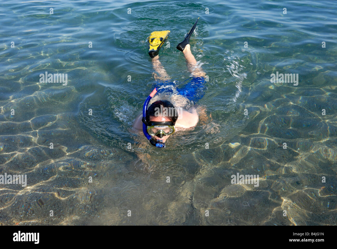 Ein junger Mann mit Schnorchelausrüstung im Meer Griechenland Rhodos Stockfoto