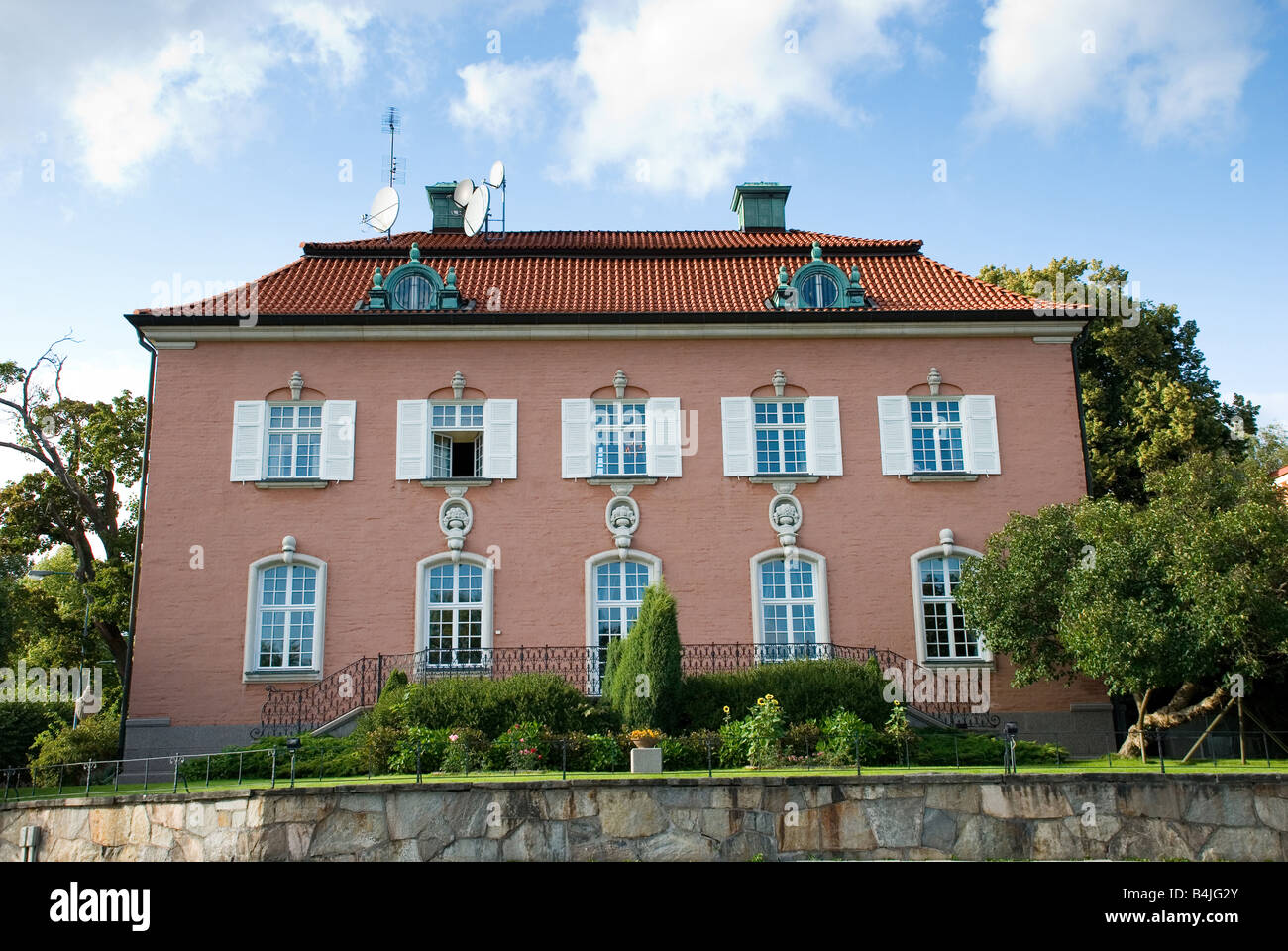 Perfekte skandinavische Architektur große Wohnhaus mit Garten Stockfoto