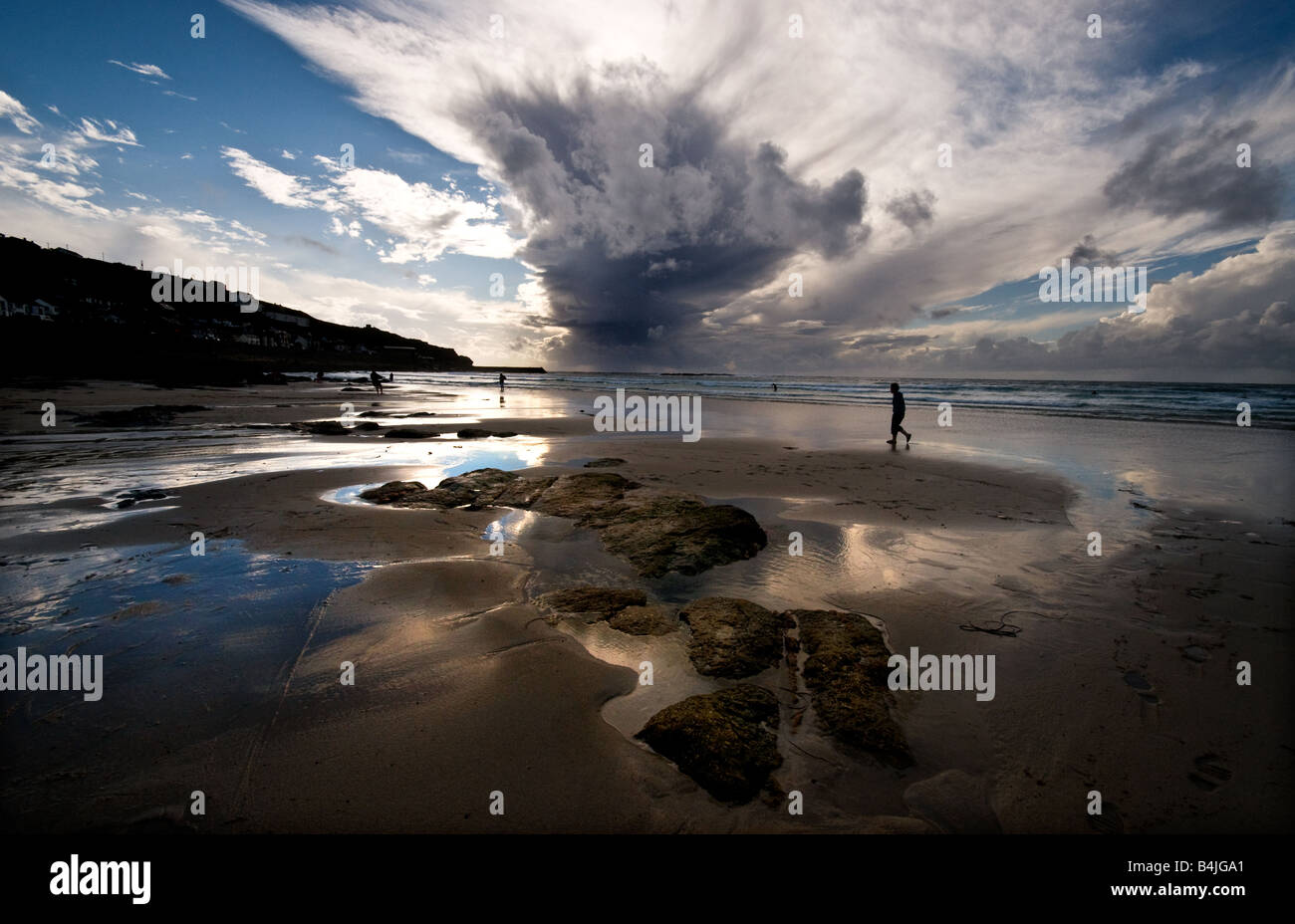 Dramatische Gewitterwolke nähert sich Sennen in Cornwall. Stockfoto