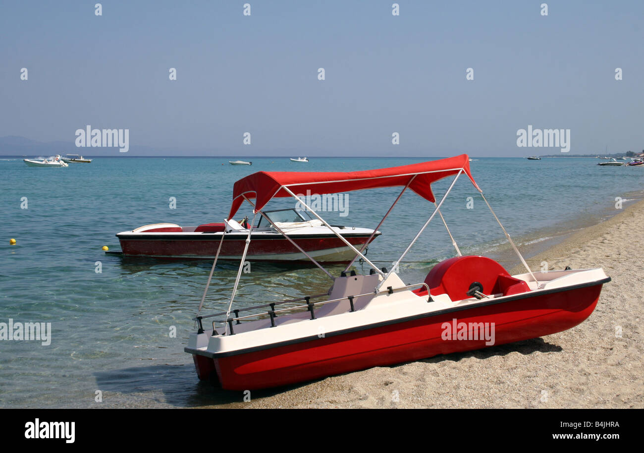 EIN TRETBOOT AM STRAND VON HANIOTI CHALKIDIKI GRIECHENLAND. Stockfoto