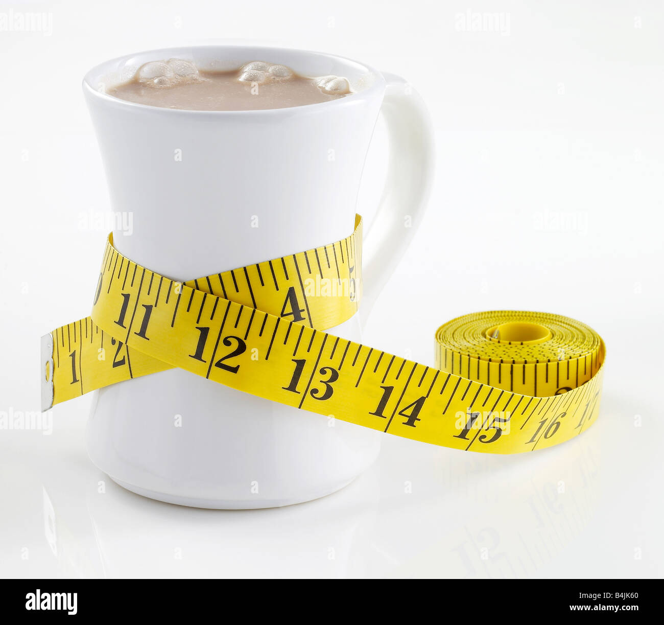 Maßband, um eine Tasse heiße Schokolade gewickelt. Stockfoto