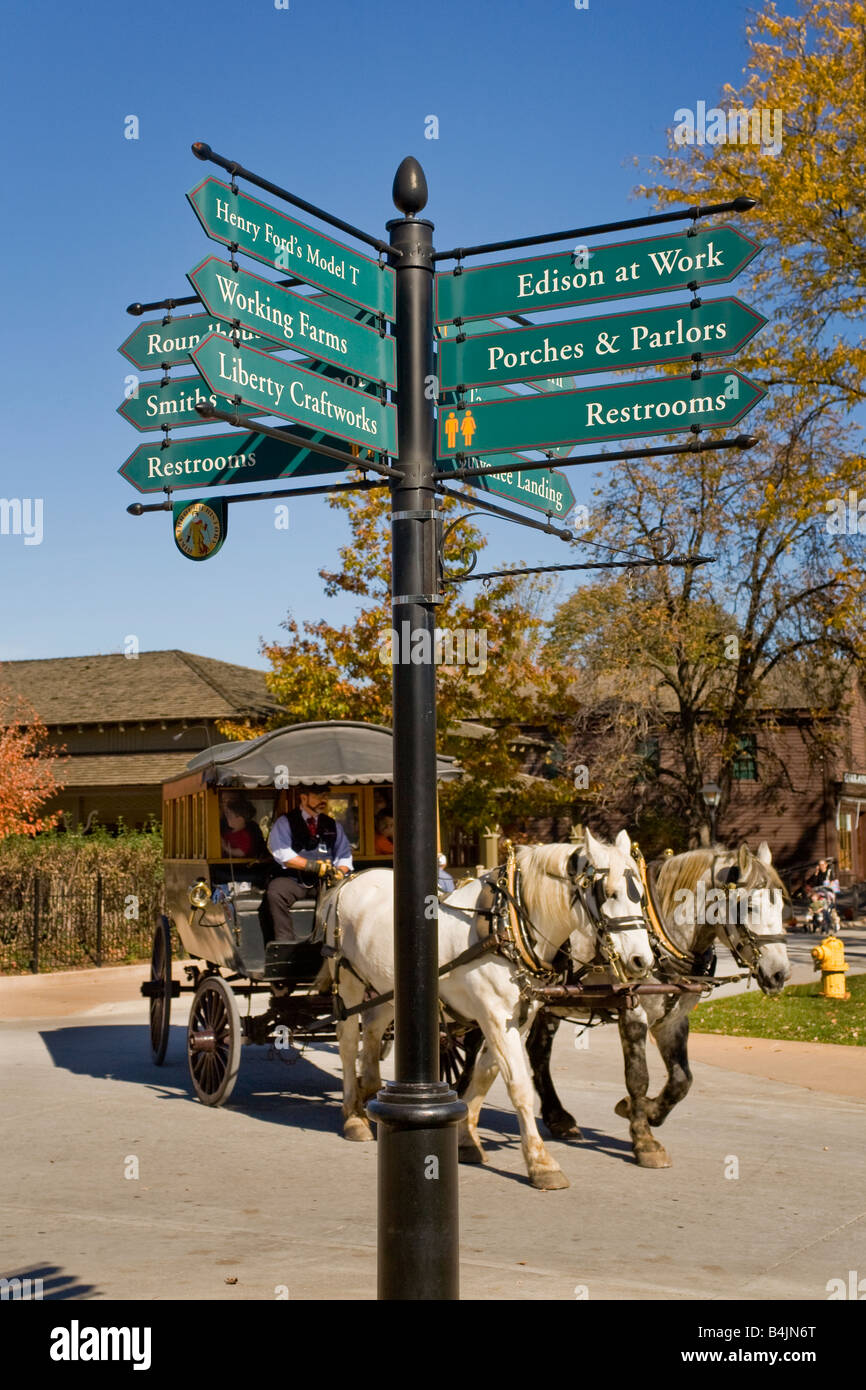 Pferdekutsche Omnibus mit einem Kutscher im Zeitraum gelangt Kostüm Zeichen auf Greenfiel Greenfield Village in Dorf in MI Stockfoto