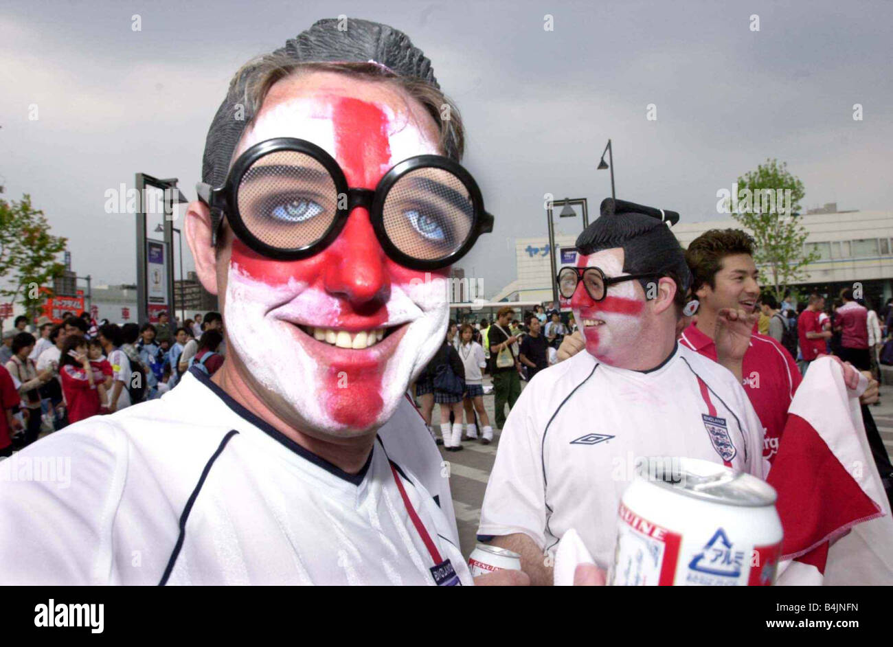 England Fans Fußballfans Juni 2002 Bild feiert nach Sieg gegen Argentinien-England-Fans gekleidet wie bei japanischen Stockfoto