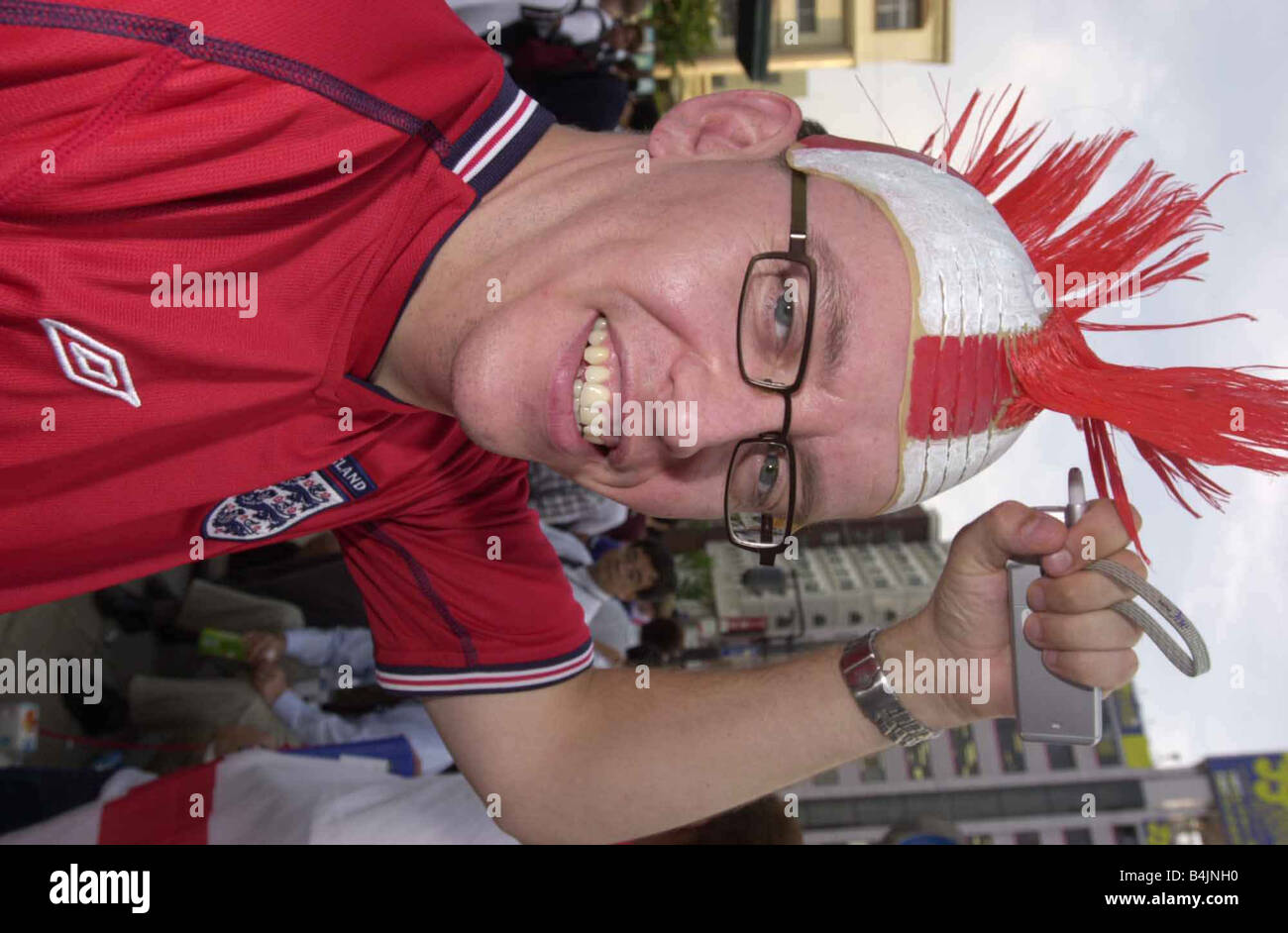 England Fans Fußballfans Juni 2002 England 0 Nigeria 0 Okasa Japan glücklich Fans nach England gehen bis zur nächsten Stufe Stockfoto