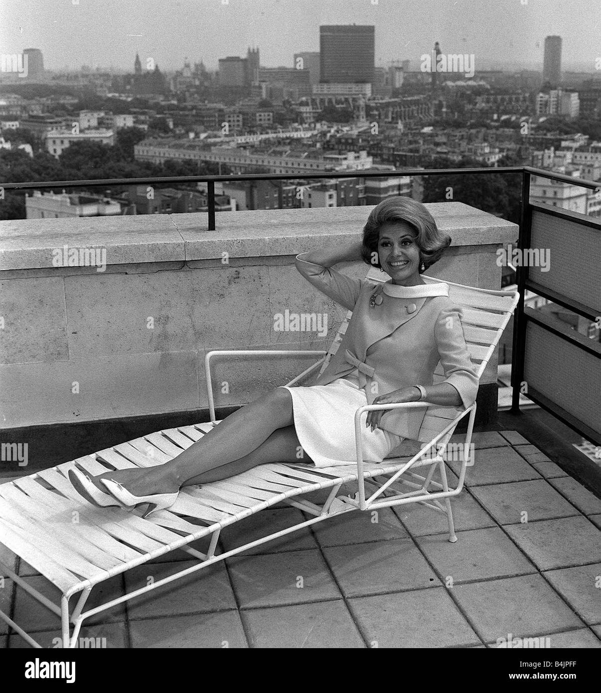 Schauspielerin Sängerin Tänzerin Cyd Charisse Filmstar der sechziger Jahre kam in London aus Hollywood auf dem Weg nach Marokko, wo sie einen Film mit Lesie Phillips Aufnahmen im Carlton Towers Hotel London machen Stockfoto