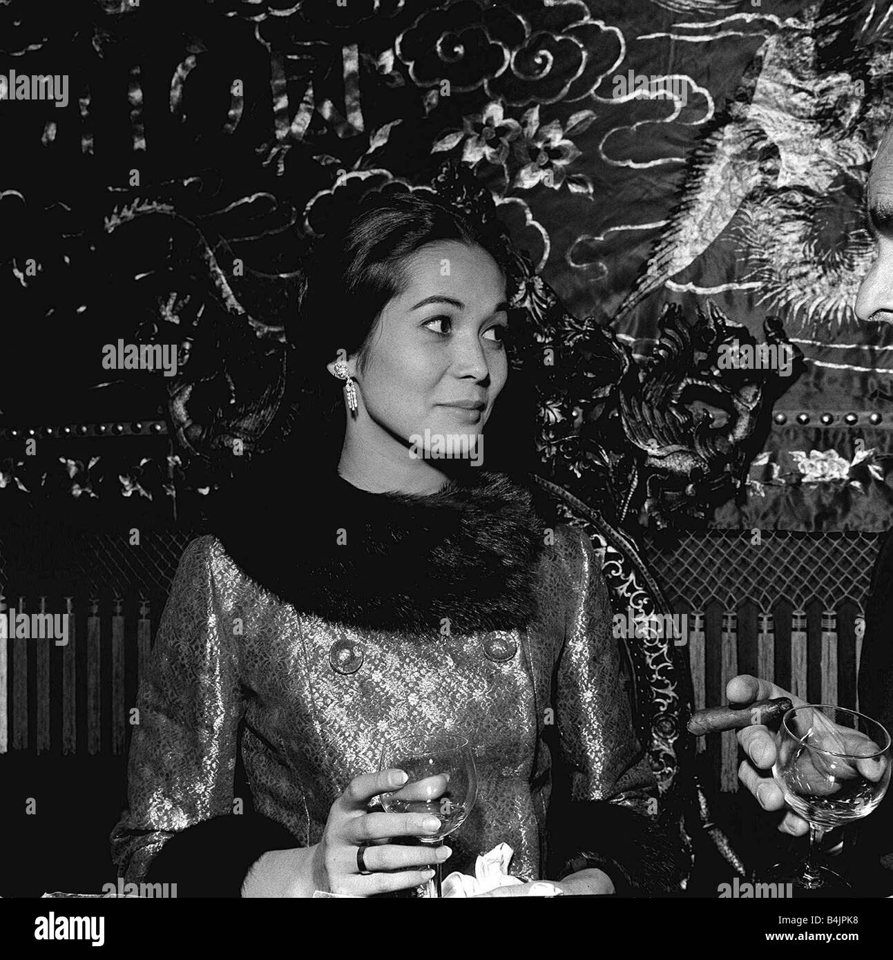 Premiere von Flower Drum Song mit der Schauspielerin Nancy Kwan ankommen Stockfoto