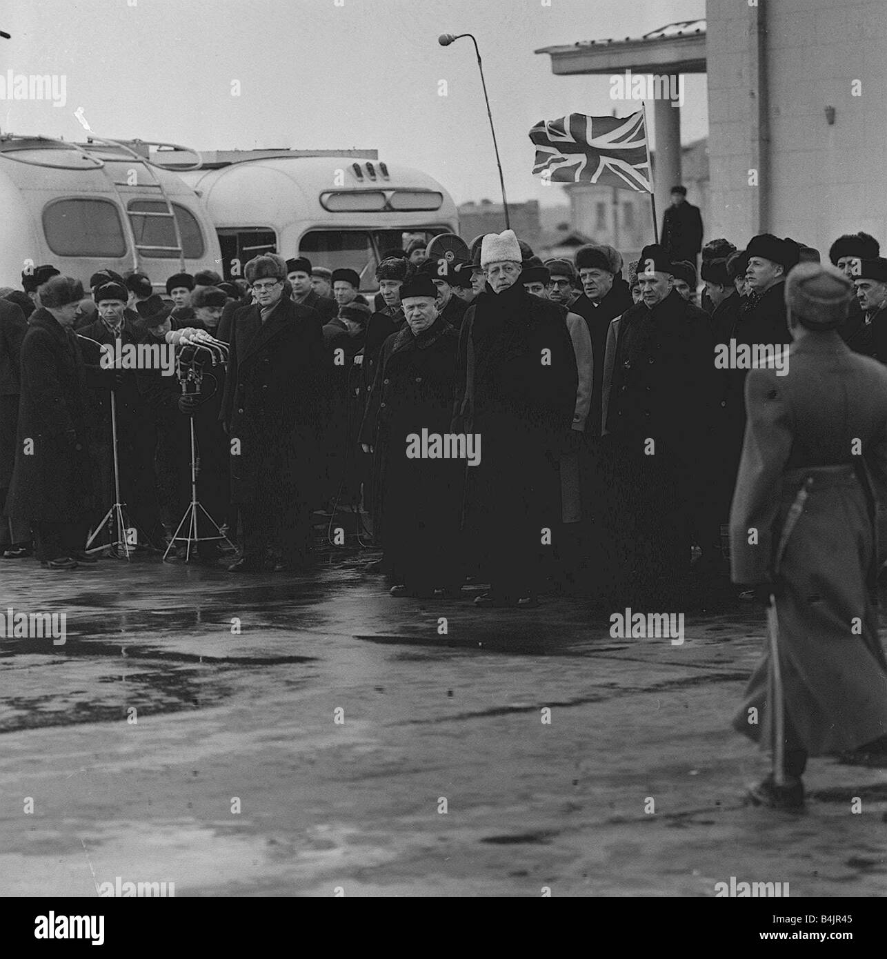 Macmillan kommt in Moskau passend gekleidet für die kalten russischen Klima, die, das der Premierminister Harold Macmillan im Bild nur nach einem Treffen mit dem sowjetischen Ministerpräsidenten Nikita Khrushchev 1959 Stockfoto