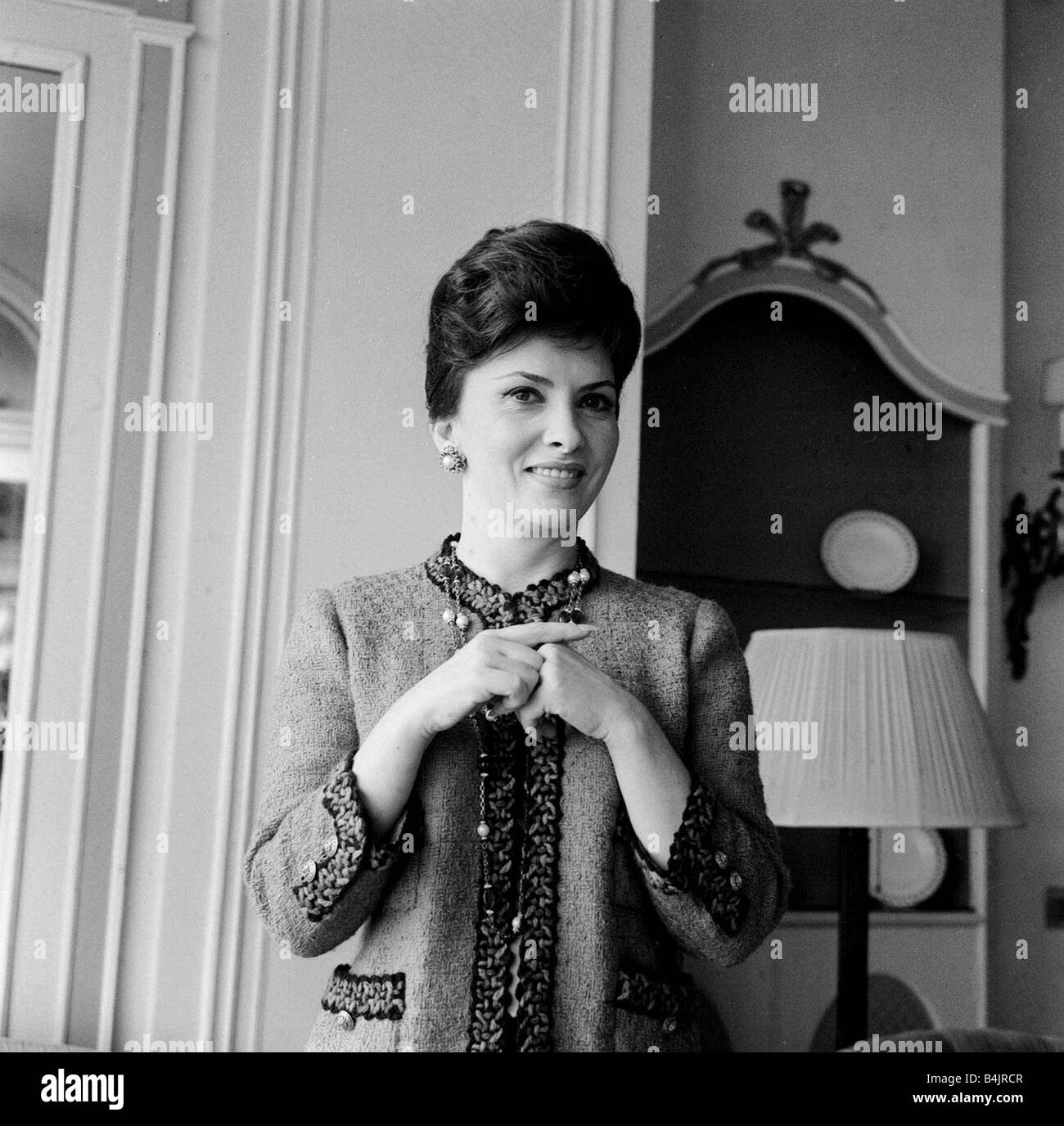 Gina Lollobrigida Schauspielerin abgebildet im Savoy Hotel in London im Jahr 1963 Y2K Stockfoto