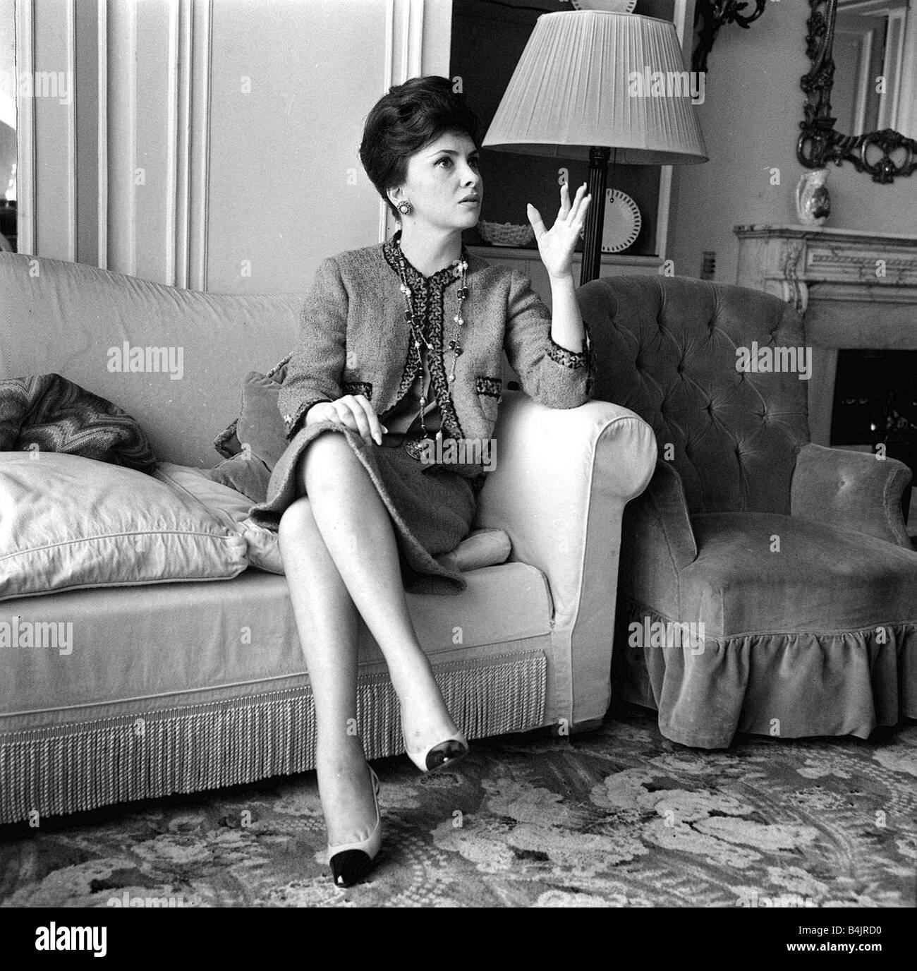 Gina Lollobrigida Schauspielerin abgebildet im Savoy Hotel in London im Jahr 1963 Y2K Stockfoto