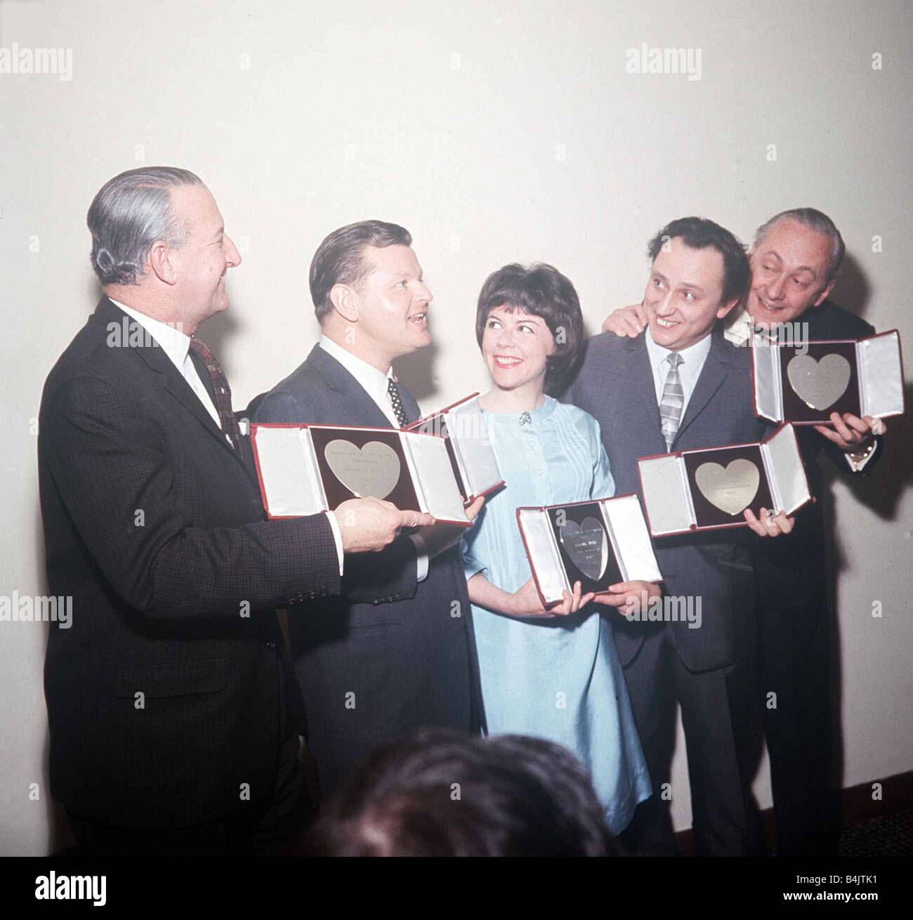 Benny Hill an einem Mittagessen Variety Club Award März 1966 L R Michael Meilen Benny Hill Dorothy Tutin Ken Dodd und Hughie Green ihre Auszeichnungen Stockfoto