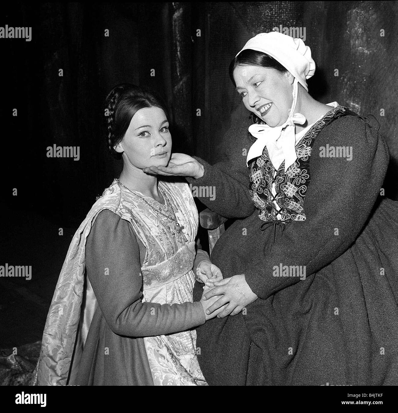Romeo Und Julia Oktober 1960 Judi Dench Als Juliet Und Peggy Mount Als Krankenschwester An Der Old Vic Das War Judi Dench S Beruf Stockfotografie Alamy