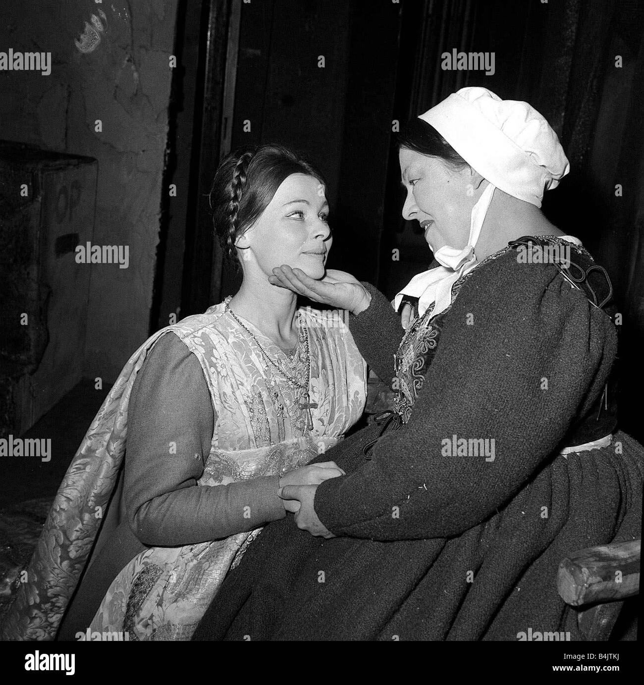 Romeo Und Julia Oktober 1960 Judi Dench Als Juliet Und Peggy Mount Als Krankenschwester An Der Old Vic Das War Judi Dench S Beruf Stockfotografie Alamy