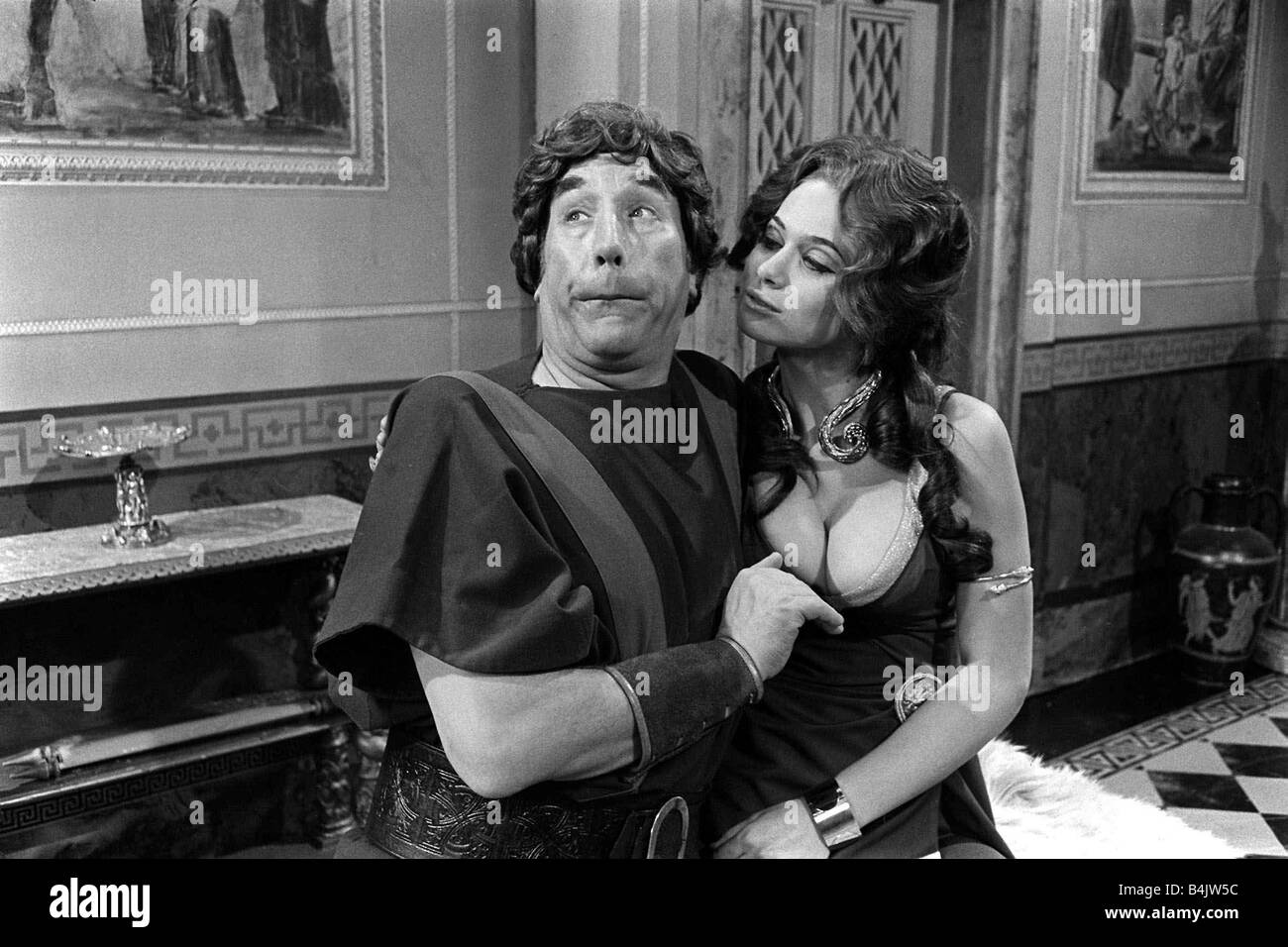 Bis Pompei Januar 1970 16 01 1970 1970er Jahre TV Programme TV-Shows, Frankie Howard und Valerie Leon Mirrorpix 2002 Stockfoto