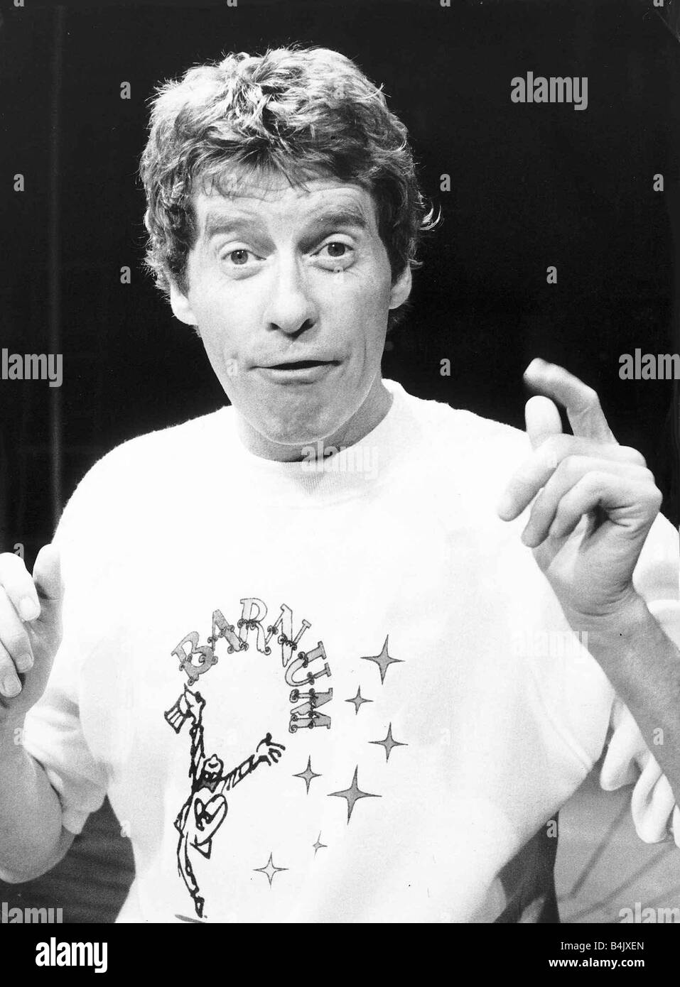 Michael Crawford Schauspieler und Sänger tragen eine Barnum-Sweat-Shirt und Gestikulieren mit seiner erhobenen Hände März 1985 dbase Stockfoto