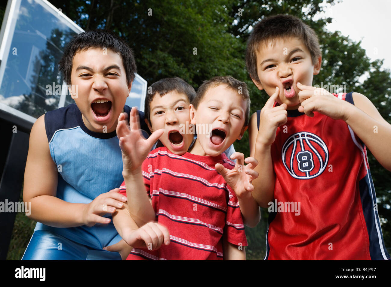 Asiatischen Brüder schreien am Basketballplatz Stockfoto