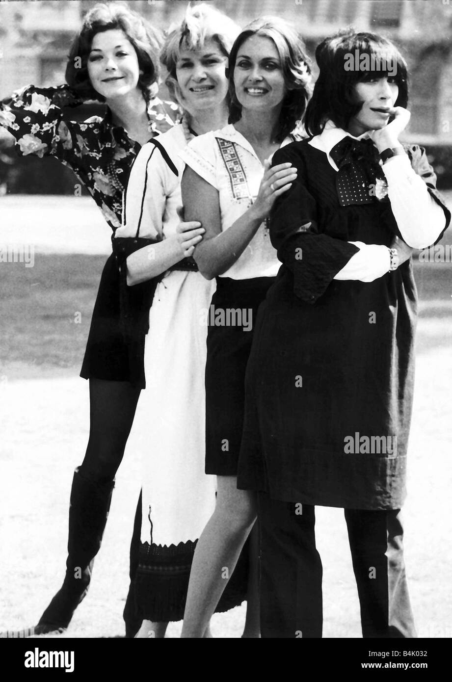 Fenella Fielding Schauspielerin auf der Bühne mit Sheila Allen Linda Thorson und Alexandra Bastedo in einer Restaurierung Komödie höchsten d Frau Stockfoto