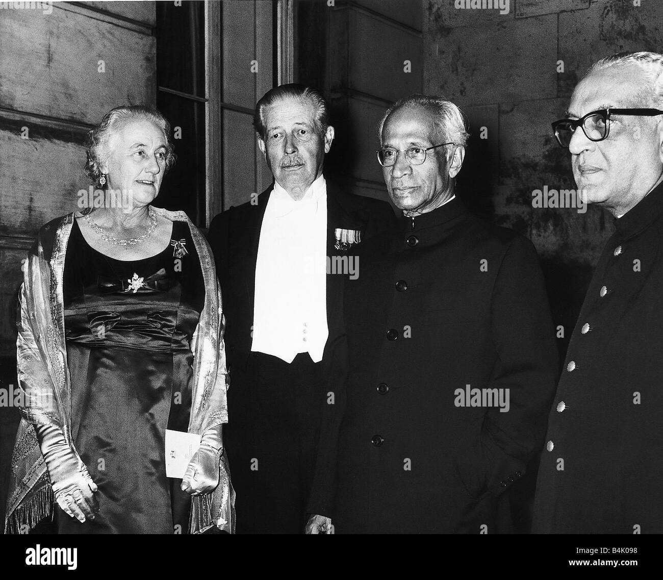 Harold Macmillan konservativen britischen Premierminister mit seiner Frau Lady Dorothy Dr Savepalli Radhakrishnan Präsident Indiens und den hohen Kommissar der Indien Herr Chagla bei einem Abendessen in ihrer Ehre Juni 1963 Stockfoto