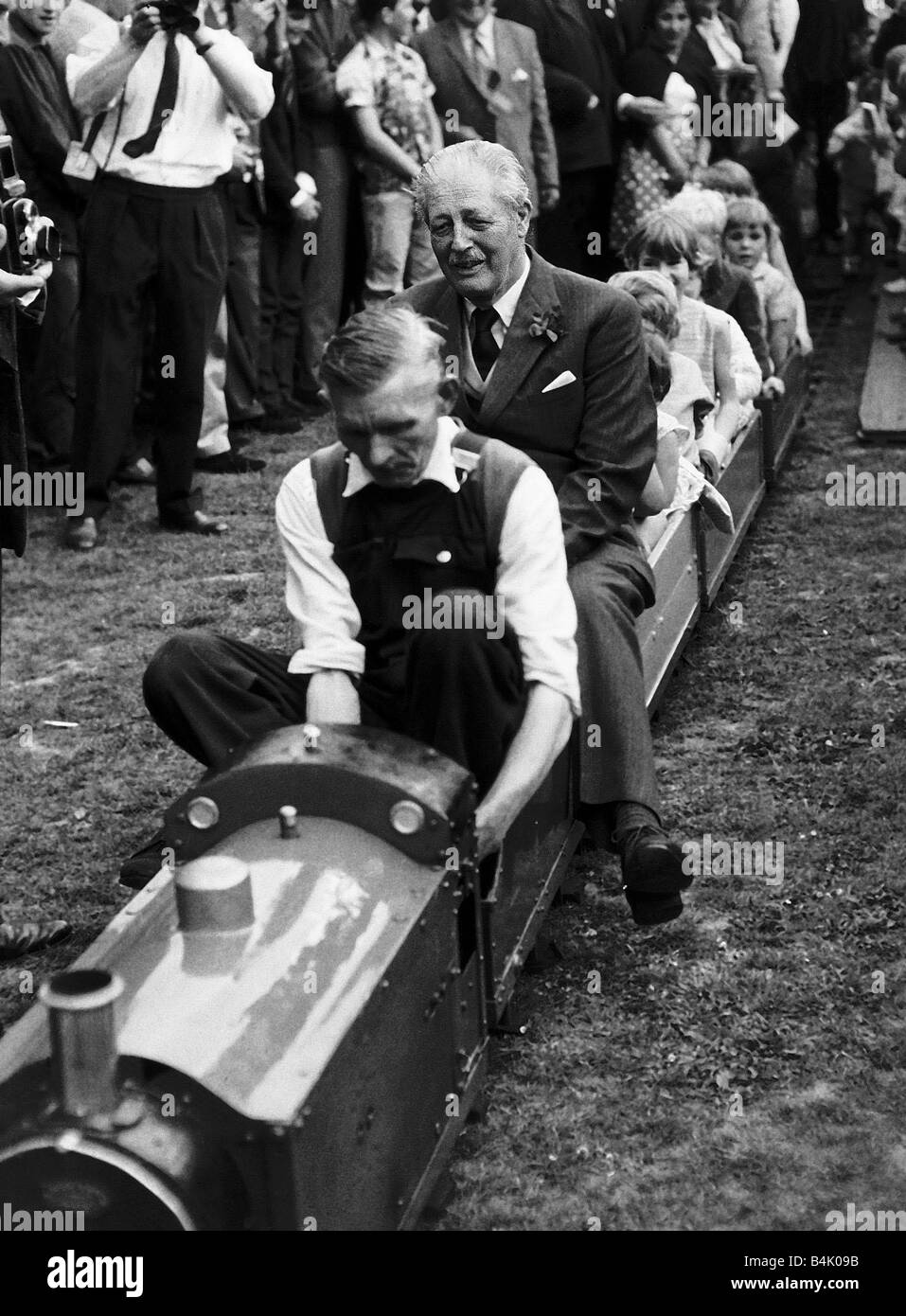 Premierminister Harold MacMillan Tory genießt eine Fahrt auf der Miniatur-Eisenbahn während seines Besuchs in Bromley konservative fete Stockfoto