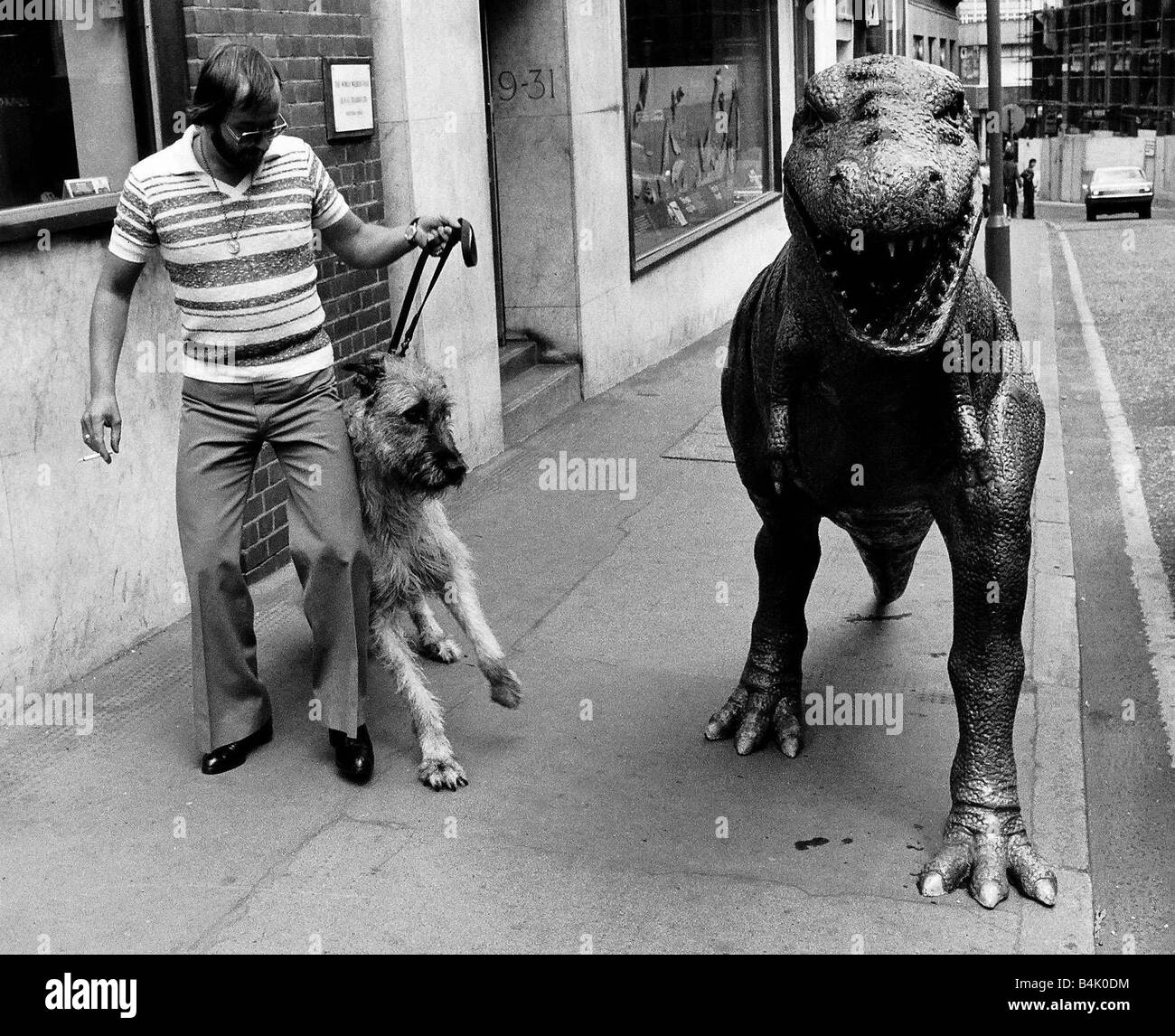 Modelle Tiere Dinosaurier Tyrannosaurus Rex schreckt einen Irish Wolfhound Hund auf der Straße vor dem Sitz des World Wildlife fund Stockfoto
